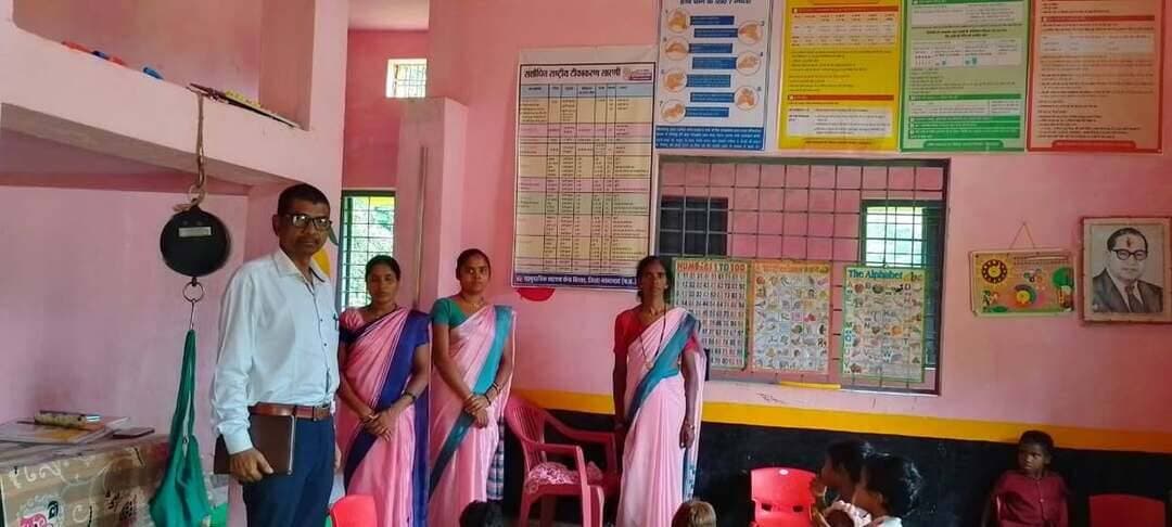 #बालाघाट
आज दिनांक 21-08-2026 को श्री अभिषेक सर्राफ (IAS) मुख्य कार्यपालन अधिकारी, जिला पंचायत बालाघाट द्वारा प्रभावित क्षेत्र में संचालित छात्रावास/आश्रम/विद्यालयों का निरीक्षण कर छात्रों की समस्याओं को सुना तथा बीमारियों से बचाव के संबंध में समझाइश दी गई। इसके साथ ही जनजातीय कार्य विभाग एवं अन्य विभागीय अधिकारियों द्वारा भी प्रभावित क्षेत्र में संचालित संस्थाओं का निरीक्षण कर आवश्यक निर्देश दिए गए।
प्रभावित क्षेत्र में संचालित सभी संस्थाओं में पानी की टंकियों की सफाई की जा चुकी है तथा सभी परिसरों में नियमित साफ-सफाई की जा रही है। सभी छात्रावास/आश्रम में उबले हुए पानी की उपलब्धता सुनिश्चित की गई है। आज दिनांक 21-08-2026 को अधिकारियों द्वारा विकासखंड बैहर के 03 छात्रावास एवं 03 शालाओं का निरीक्षण किया गया।
#CMMadhyaPradesh
#JansamparkMP
#WelfareTribal