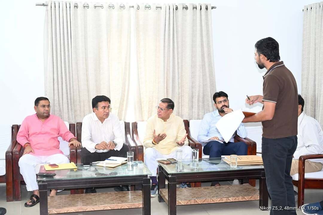मंत्री राजेश नागर ने ठेकेदारों को दी समय पर काम न करने पर ब्लैकलिस्ट होने की चेतावनी
👉अधिकारियों को भी दिए तेजी से काम पूरा करने और नए टेंडर के निर्देश
फरीदाबाद A2z न्यूज़ update, आप की आवाज़ हरियाणा सरकार में मंत्री राजेश नागर ने शुक्रवार को तिगांव विधानसभा क्षेत्र में चल रहे विकास कार्यों की प्रगति की समीक्षा की। उन्होंने सेक्टर-16 स्थित सर्किट हाउस में नगर निगम के अधिकारियों, क्षेत्रीय जनप्रतिनिधियों और ठेकेदारों के साथ बैठक की।
मंत्री राजेश नागर ने अधिकारियों से एक-एक विकास कार्य की प्रगति की जानकारी ली और कहा कि जिन कार्यों पर काम चल रहा है, उन्हें निर्धारित समयसीमा के भीतर पूरा कराया जाए। उन्होंने अधिकारियों को निर्देश दिए कि विकास कार्यों में अनावश्यक देरी किसी भी स्थिति में स्वीकार नहीं की जाएगी। साथ ही, जिन नए विकास कार्यों की प्रक्रिया पूरी हो चुकी है, उनके जल्द से जल्द टेंडर जारी करने के निर्देश भी दिए।
उन्होंने कहा कि तिगांव विधानसभा क्षेत्र में विकास कार्यों को गति देने के लिए सरकार पूरी गंभीरता से काम कर रही है। सड़क, सीवर, जल निकासी, सफाई, स्ट्रीट लाइट तथा अन्य नागरिक सुविधाओं से जुड़े कार्यों को प्राथमिकता के आधार पर पूरा किया जाना चाहिए, ताकि क्षेत्र के लोगों को बेहतर सुविधाएं मिल सकें।
मंत्री ने बैठक में मौजूद ठेकेदारों को भी स्पष्ट निर्देश दिए कि वे विकास कार्यों की गति बढ़ाएं और गुणवत्ता के साथ निर्धारित समय में कार्य पूरा करें। उन्होंने काम में अनावश्यक लापरवाही या लगातार देरी करने वाले ठेकेदारों के खिलाफ सख्त कार्रवाई करने और आवश्यकता पड़ने पर ब्लैकलिस्ट करने की भी चेतावनी दी।
मंत्री राजेश नागर ने अधिकारियों से कहा कि विकास कार्यों की नियमित निगरानी की जाए और मौके पर जाकर कार्यों की गुणवत्ता की जांच सुनिश्चित की जाए। उन्होंने कहा कि मुख्यमंत्री नायब सिंह सैनी के आशीर्वाद से तिगांव विधानसभा क्षेत्र के लोगों को बेहतर आधारभूत सुविधाएं उपलब्ध कराना उनकी प्राथमिकता है। विकास कार्य समय पर पूरे होंगे तो इसका सीधा लाभ आम जनता को मिलेगा। उन्होंने स्पष्ट किया कि विकास कार्यों में किसी भी प्रकार की लापरवाही, देरी या अड़ंगा लगाने की कोशिश को बर्दाश्त नहीं किया जाएगा।
बैठक में जॉइंट कमिश्नर राजेश कुमार प्रजापति, जॉइंट कमिश्नर अमित मान, भाजपा नेता सुधीर नागर, अधीक्षण अभियंता ओमवीर, पार्षद एवं फाइनेंस कमेटी सदस्य प्रदीप टोंगर, पार्षद प्रतिनिधि शीशराम अवाना, पार्षद प्रतिनिधि सुमंत चंदेल, पार्षद लाल मिश्रा, पूर्व पार्षद उम्मीदवार अमित भारद्वाज सहित क्षेत्र के सभी एसडीओ, जेई और संबंधित ठेकेदार मौजूद रहे।
