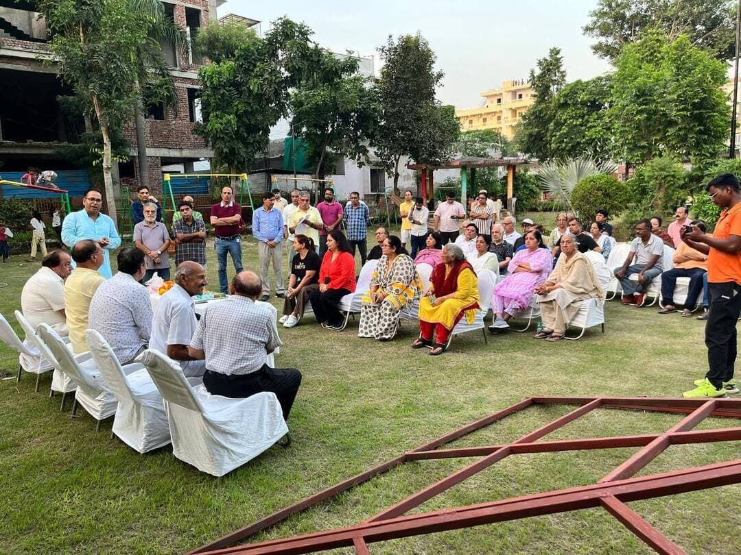 सेक्टर-11 डी में केनोपी एवं बेंचों का उद्घाटन, विकास कार्यों को मिली नई गति
फरीदाबाद, 21 अगस्त A2z न्यूज़ update, आप की आवाज़ सेक्टर-11 डी में विकास कार्यों एवं नागरिक सुविधाओं की कड़ी में शुक्रवार को पार्क में नवनिर्मित केनोपी एवं बेंचों का उद्घाटन किया गया। कार्यक्रम का आयोजन माननीय मंत्री श्री विपुल गोयल के सहयोग तथा पार्षद श्री मुकेश अग्रवाल के प्रयासों से किया गया।
पंडित लालजी शास्त्री द्वारा मंत्रोच्चारण के साथ केनोपी का विधिवत उद्घाटन किया गया। इस अवसर पर प्रसाद का वितरण भी किया गया। कार्यक्रम में सेक्टर-11 डी पॉकेट के अजय चौधरी, हितेश शर्मा, पंकज पारिख, रवि चोपड़ा, अनिल छाबड़ा, हरनेक सिंह, जय प्रकाश, विक्रम लोचिब, विजय उर्फ मोनू सहित बड़ी संख्या में क्षेत्र के बुजुर्ग, मातृशक्ति और युवा मौजूद रहे।
कार्यक्रम के दौरान अधिवक्ता ऋषिपाल, अजय चौधरी एवं पार्षद मुकेश अग्रवाल ने पॉकेट के निवासियों से एक परिवार की तरह आपसी एकजुटता बनाए रखने का आह्वान किया। वहीं क्षेत्र की मातृशक्ति द्वारा रखी गई विभिन्न मांगों को पार्षद मुकेश अग्रवाल ने जल्द पूरा करवाने का आश्वासन दिया।
स्थानीय निवासियों ने सेक्टर में नागरिक सुविधाओं को बढ़ाने के लिए किए जा रहे विकास कार्यों पर प्रसन्नता व्यक्त करते हुए मंत्री विपुल गोयल एवं पार्षद मुकेश अग्रवाल का आभार जताया।