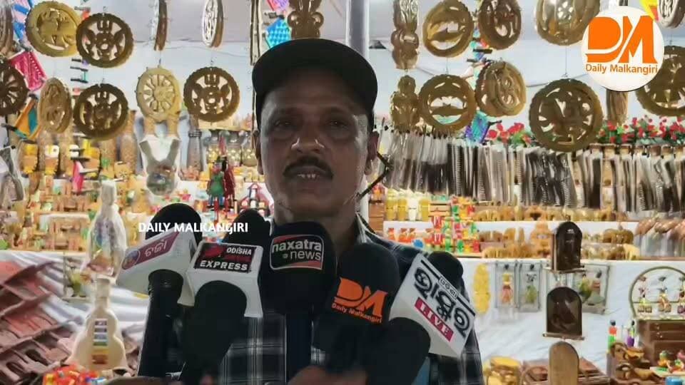 ମାଲକାନଗିରି ନୂଆଗୁଡ଼ା ଷ୍ଟାଡିୟମ୍ ସାମ୍ନା ପଡ଼ିଆରେ ଅରୂପା ଅର୍ଗାନାଇଜେସନ୍ ପକ୍ଷରୁ ପ୍ରଥମ ଥର ପାଇଁ ସର୍ବଭାରତୀୟ ହସ୍ତଶିଳ୍ପ ଓ ବାଣିଜ୍ୟ ମେଳା ଆୟୋଜିତ ହୋଇଯାଇଛି। ଗତ ୫ ତାରିଖରୁ ଆରମ୍ଭ ହୋଇଥିବା ଏହି ମେଳା ଆସନ୍ତା ୩୦ ତାରିଖ ପର୍ଯ୍ୟନ୍ତ ଚାଲୁରହିବ। ଏଠାରେ ବିଭିନ୍ନ ରାଜ୍ୟର କାରିଗରଙ୍କ ହାତତିଆରି ଜିନିଷ, ଘରସଜା ସାମଗ୍ରୀ, ମୀନାବଜାର ଏବଂ ସନ୍ଧ୍ୟାରେ ସାଂସ୍କୃତିକ କାର୍ଯ୍ୟକ୍ରମର ମଜା ନେଇପାରିବେ।
#Malkangiri
