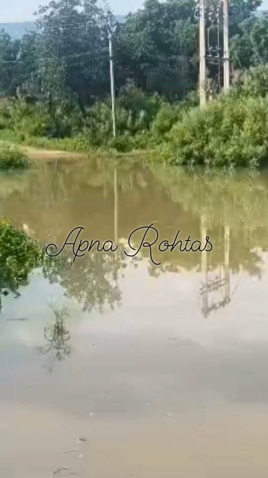 सोन नदी का जलस्तर बढ़ा, सड़कों पर बहने लगा चार फीट पानी
नौहट्टा प्रखंड क्षेत्र में सोन नदी का जलस्तर तेजी से बढ़ने से बाढ़ की स्थिति बन गई है। तिउरा खुर्द के समीप भीखारी नदी के छलका पर करीब चार फीट पानी बहने लगा, जिससे आवागमन प्रभावित हो गया। वहीं यदुनाथपुर में चमराहा नदी के छलका पर पानी चढ़ने से थाना भी बाढ़ के पानी से घिर गया।
बाढ़ के कारण नावाडीह खुर्द, मटियांव, मधुकुपिया, अमहुआ, नावाडीह कला, यदुनाथपुर, संखवा, नेवरिया, सुअरमनवा, जारदाग और बेल्दुरिया समेत एक दर्जन से अधिक गांवों का प्रखंड मुख्यालय से संपर्क कट गया है।
अंचलाधिकारी मंजेश कुमार ने सोन तटीय क्षेत्रों के लोगों से सतर्क रहने और नदी में अनावश्यक रूप से नहीं उतरने की अपील की है।
#सोननदी #सोनबाढ़ #नौहट्टा #रोहतास #बाढ़ #बिहार #यदुनाथपुर #सोननदीजलस्तर #Rohtas #Nohatta #BiharNews #ApnaRohtas #BreakingNews #FloodUpdate