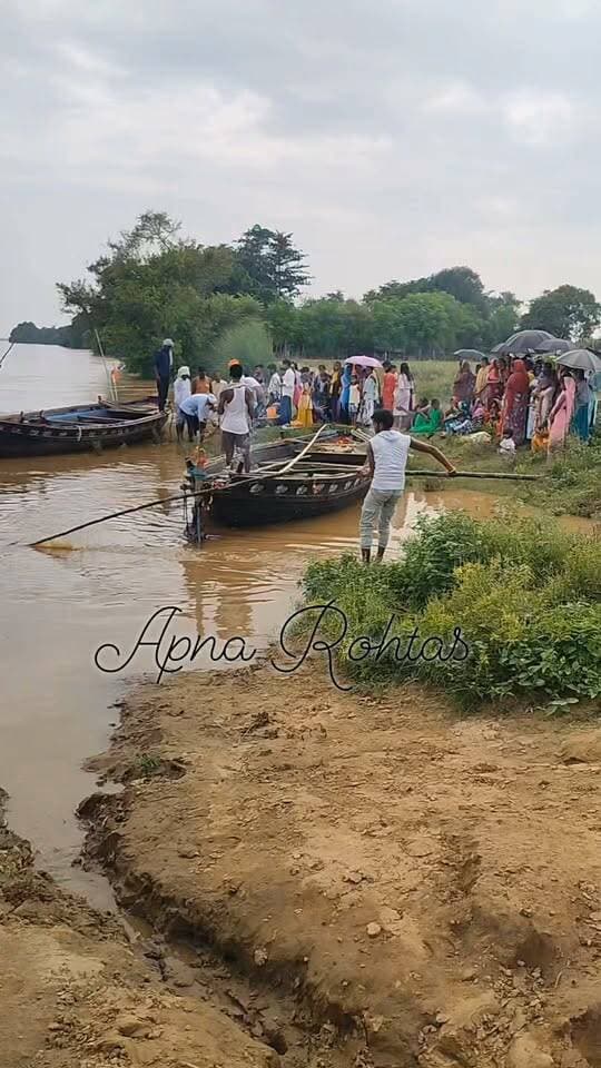नाविकों ने की नाव घाट और गंगा माता की पूजा
नौहट्टा प्रखंड के बेलौंजा स्थित नाव घाट पर शुक्रवार को नाविकों ने धूमधाम से नाव घाट एवं गंगा माता की पूजा-अर्चना की। इस दौरान स्थानीय देवी मंदिर परिसर और सोन नदी में विधिवत पूजा की गई।
नाविकों के अनुसार, सावन माह में पूर्वजों से चली आ रही परंपरा के तहत हर वर्ष नाव, घाट और गंगा माता की पूजा की जाती है। मान्यता है कि इससे सोन नदी में नावों का परिचालन सुरक्षित एवं सुचारु रूप से होता है और नाविकों व यात्रियों की कुशलता बनी रहती है।
पूजा में गोपाल चौधरी, गिरधारी चौधरी, त्रिलोकी चौधरी, सुनील चौधरी, विजय चौधरी, संजय चौधरी, राजेश चौधरी, कुंदन चौधरी सहित सैकड़ों लोग शामिल हुए।
#नौहट्टा #बेलौंजा #नावघाट #नाविक #गंगामाता #सोननदी #सावन #पूजा #रोहतास #बिहार #स्थानीयसमाचार #अपनारोहतास