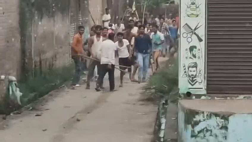 माधोटांडा: छात्रा से छेड़छाड़ के विरोध के बाद बवाल, पथराव और मारपीट का वीडियो वायरल