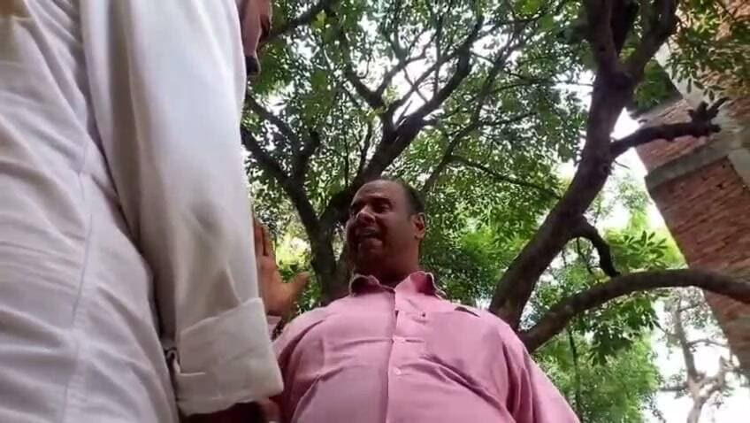 सुजानगंज के ज्ञानस्थली स्कूल के प्रबंधक के भाई मनोज द्विवेदी NMD न्यूज़ के ऑनर Raj pandey ji ko जूते se मारने ki धमकी de रहे है।
क्या एक शिक्षक को ये सब शब्द बोलना चाहिए ।
क्या ये सब शब्द एक शिक्षक को शोभनीय देता है।
जब एक स्कूल के प्रबंधक एक पत्रकार के साथ भद्रता कर सकते हैं तो सोचिए उसे स्कूल के बच्चे कैसे होंगे।
यह स्कूल के जो प्रबंधक हैं वह अपने बच्चों को क्या सिखाते होंगे और बच्चे वहां के क्या सिखाते होंगे।
जब जब स्कूल के प्रबंधक को ही संस्कार नहीं है तो वहां के बच्चों को भी यह क्या संस्कार देते होंगे।