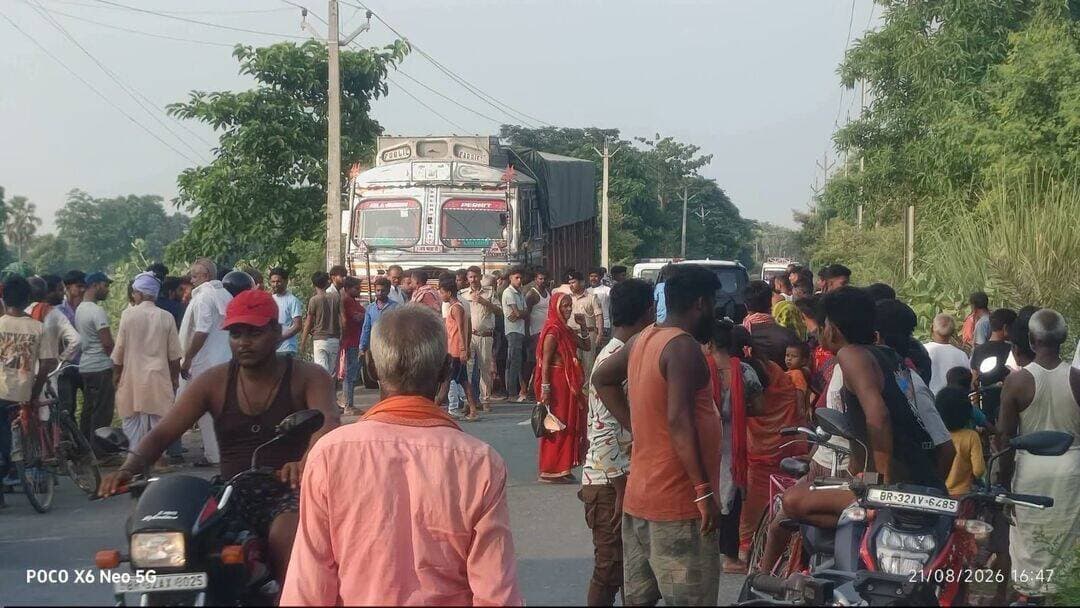 ब्रेकिंग न्यूज
बसैठ से साहरघाट जाने वाली मुख्य सड़क एस एच 75 पर उतरा हाई स्कूल के समीप एक मोटरसाइकिल ट्रक के अन्दर समा गई
जिसकी पहचान उतार गांव के 23वर्षीय सोनू मंडल के रुप हुईं हैं