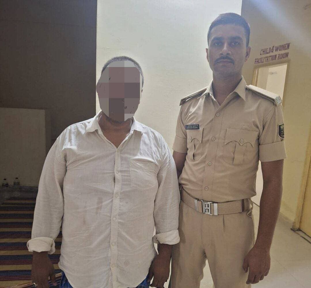 पचरुखी हत्याकांड में एक आरोपी गिरफ्तार, पुलिस ने शुरू की आगे की कार्रवाई
सिवान। पचरुखी थाना क्षेत्र में हुए हत्याकांड के मामले में पुलिस ने कार्रवाई करते हुए एक अप्राथमिकी अभियुक्त को गिरफ्तार किया है। गिरफ्तार आरोपी की पहचान इरफान खान, पिता उमर खां, निवासी लक्ष्मीपुर, थाना नगर, जिला सिवान के रूप में हुई है।
पुलिस के अनुसार, 19 जून 2026 को पचरुखी थाना में एक लिखित आवेदन प्राप्त हुआ था। आवेदन में बताया गया था कि महम्मदपुर निवासी तौआब अहमद के पुत्र हामिद उर्फ बब्लू के साथ कुछ लोगों ने मारपीट की थी और इसके बाद वह 18 जून से लापता था।
मामले की जांच के दौरान 1 जुलाई 2026 को गोपालपुर के चंवर से एक शव बरामद किया गया। शव की पहचान हामिद उर्फ बब्लू के रूप में की गई। इसके बाद शव का पोस्टमार्टम सिवान सदर अस्पताल में कराया गया।
इस संबंध में पचरुखी थाना में भारतीय न्याय संहिता की संबंधित धाराओं के तहत मामला दर्ज कर अनुसंधान शुरू किया गया।
तकनीकी जांच के आधार पर गिरफ्तारी
पुलिस ने बताया कि तकनीकी अनुसंधान और प्राप्त आसूचना के आधार पर मामले में संलिप्त अप्राथमिकी अभियुक्त इरफान खान को गिरफ्तार किया गया। पुलिस के अनुसार, मामले में आगे की जांच और अन्य बिंदुओं पर कार्रवाई जारी है।
गिरफ्तार अभियुक्त के खिलाफ अग्रतर विधि-सम्मत कार्रवाई की जा रही है। मामले से जुड़े अन्य पहलुओं की जांच पुलिस द्वारा की जा रही है।
पुलिस टीम में पचरुखी थानाध्यक्ष पु.अ.नि. प्रमोद कुमार सहित थाना के अन्य पुलिसकर्मी शामिल रहे।
सिवान पुलिस — आपकी सेवा में सदैव तत्पर।