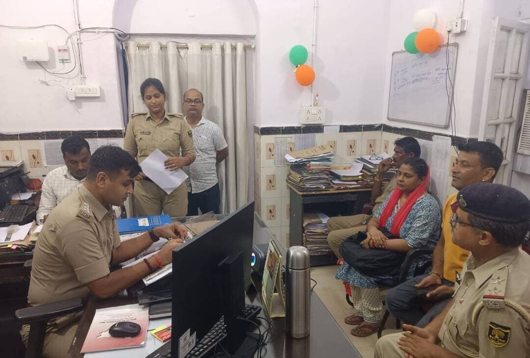 एकमा में लूटकांड का खुलासा, लूटी गई चांदी के आभूषण बरामद; एक आरोपी गिरफ्तार
सारण। एकमा थाना पुलिस ने त्वरित कार्रवाई करते हुए हथियार के बल पर लूट की घटना का खुलासा करने का दावा किया है। पुलिस ने मामले में एक आरोपी को गिरफ्तार करते हुए लूटे गए चांदी के आभूषण बरामद किए हैं। पुलिस के अनुसार, घटना में शामिल अन्य आरोपियों की गिरफ्तारी के लिए छापेमारी जारी है।
पुलिस के मुताबिक, 10 अगस्त 2026 को एकमा-परसा रोड पर लूट की घटना को लेकर लिखित शिकायत प्राप्त हुई थी। शिकायतकर्ता ने बताया कि सुबह करीब 10 बजे कुछ लोगों ने उसे रुकने का इशारा किया। रुकने के बाद आरोपियों ने चाकू और हथियार का भय दिखाकर उसके पास से सोने-चांदी के आभूषण और मोटरसाइकिल छीन ली और रामपुर की ओर फरार हो गए।
मामले में एकमा थाना कांड संख्या 309/26, दिनांक 10 अगस्त 2026, के तहत संबंधित धाराओं में प्राथमिकी दर्ज की गई।
विशेष टीम ने की कार्रवाई
घटना की गंभीरता को देखते हुए वरीय पुलिस अधीक्षक, सारण के निर्देशन में अनुमंडल पुलिस पदाधिकारी सदर-02 के नेतृत्व में विशेष टीम गठित की गई। पुलिस टीम ने तकनीकी और मानवीय सूचना के आधार पर लगातार छापेमारी की।
इसी कार्रवाई के दौरान पुलिस ने लूटे गए चांदी के आभूषण बरामद करते हुए रोहित कुमार सिंह, पिता-दिलीप सिंह, निवासी बरेजा, थाना दाउदपुर, जिला सारण को गिरफ्तार किया।
एक अन्य लूटकांड में भी संलिप्तता का दावा
पुलिस के अनुसार, अनुसंधान के दौरान यह जानकारी सामने आई कि गिरफ्तार आरोपी और उसके सहयोगियों ने कथित तौर पर 6 जुलाई 2026 को भी एकमा-परसा रोड पर एक अन्य व्यक्ति को चाकू और हथियार का भय दिखाकर उसके सोने और चांदी के आभूषण लूटे थे।
ये सामान हुए बरामद
पुलिस ने गिरफ्तार आरोपी के पास से चांदी के आभूषण बरामद किए हैं, जिनमें—
- चांदी की पायल — 3 जोड़ी
- चांदी की बिछिया — 4 जोड़ी
- चांदी की राखी — 2 जोड़ी
- चांदी की मेंहदी इल्ला — 2 पीस
पुलिस ने बताया कि गिरफ्तार आरोपी का आपराधिक इतिहास पता किया जा रहा है। वहीं, मामले में शामिल अन्य आरोपियों की गिरफ्तारी के लिए लगातार छापेमारी की जा रही है। पुलिस के अनुसार, अग्रतर विधि-सम्मत कार्रवाई जारी है।
पुलिस टीम में एकमा थानाध्यक्ष समेत थाना के अन्य पुलिस पदाधिकारी एवं कर्मी शामिल रहे।