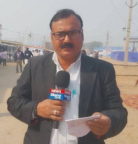 बेतिया में नाबालिग के अपहरण का मामला, पुलिस ने सकुशल बरामद किया
मैनाटांड। पश्चिम चंपारण जिले के मैनाटांड थाना क्षेत्र के एक गांव से नाबालिग लड़की के लापता होने का मामला सामने आया है। पीड़िता की मां के लिखित आवेदन पर पुलिस ने नौ नामजद आरोपियों के खिलाफ प्राथमिकी दर्ज की है। पुलिस ने त्वरित कार्रवाई करते हुए नाबालिग को मैनाटांड स्थित पुराने बैंक के समीप से सकुशल बरामद कर लिया।
पीड़िता की मां ने आवेदन में आरोप लगाया है कि 17 अगस्त की देर रात आरोपियों ने साजिश के तहत उनकी नाबालिग बेटी को बहला-फुसलाकर अपने साथ ले गए और उसे एक स्थान पर छिपाकर रखा गया। परिजनों को मामले की जानकारी मिलने के बाद खोजबीन शुरू की गई।
पुलिस के अनुसार, परिजनों की सक्रियता की भनक लगने के बाद किशोरी का ठिकाना बदले जाने की बात सामने आई। सूचना मिलते ही पुलिस टीम ने संभावित स्थानों पर छापेमारी शुरू की और पुराने बैंक के समीप से किशोरी को बरामद कर लिया।
प्रभारी थानाध्यक्ष अनीता कुमारी ने बताया कि पीड़िता की मां के आवेदन के आधार पर नौ लोगों के खिलाफ भारतीय न्याय संहिता की संबंधित धाराओं में प्राथमिकी दर्ज की गई है। बरामद किशोरी की नियमानुसार मेडिकल जांच कराई जा रही है और न्यायालय में उसका बयान दर्ज कराने की प्रक्रिया की जा रही है।
पुलिस नामजद आरोपियों की गिरफ्तारी के लिए लगातार छापेमारी कर रही है। मामले की जांच जारी है और आरोपों की पुष्टि पुलिस जांच तथा न्यायिक प्रक्रिया के बाद ही होगी।