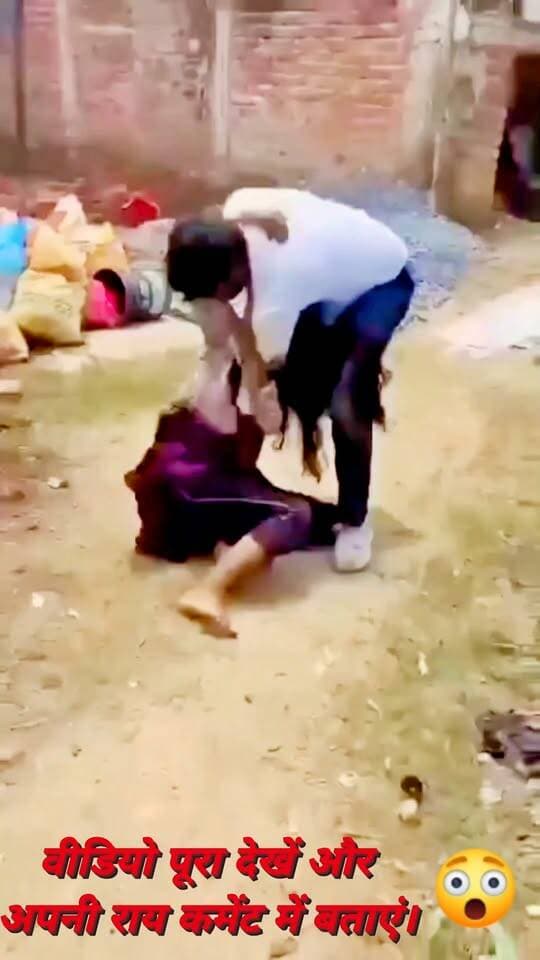 गोरखपुर में जमीन विवाद को लेकर मारपीट, वीडियो हुआ वायरल
गोरखपुर के गोला थाना क्षेत्र से जमीन विवाद को लेकर मारपीट का मामला सामने आया है। वायरल वीडियो में कुछ लोगों के बीच मारपीट और हाथापाई होती दिखाई दे रही है। महिला ने एक युवक पर मारपीट और अभद्र व्यवहार का आरोप लगाया है।
#highlight
#Gorakhpur #GolaThana #GorakhpurNews #UPNews #ViralVideo #ViralNews #LandDispute #मारपीट #जमीनविवाद #गोरखपुर #यूपी_न्यूज #BreakingNews #NewsUpdate