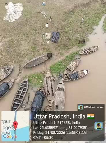प्रजनन काल में यमुना नदी में धड़ल्ले से अवैध मत्स्य आखेट, प्रशासनिक कार्रवाई पर उठे सवाल
डीएम के प्रतिबंध आदेशों के बावजूद यमुना में खुलेआम जाल, जलीय जैव विविधता पर मंडरा रहा खतरा
ग्रामीणों ने उच्चस्तरीय जांच और अवैध मत्स्य आखेट पर तत्काल रोक लगाने की उठाई मांग
✒️ रिपोर्ट : पिंटू तिवारी
फतेहपुर। उत्तर प्रदेश सरकार द्वारा मत्स्य प्रजनन काल के दौरान प्राकृतिक जलाशयों में मत्स्य आखेट पर प्रतिबंध लगाए जाने के बावजूद फतेहपुर जनपद की यमुना नदी में कथित रूप से बड़े पैमाने पर अवैध मत्स्य आखेट जारी होने के आरोप सामने आए हैं। स्थानीय ग्रामीणों का कहना है कि खागा तहसील के किशनपुर थाना क्षेत्र सहित कई घाटों पर प्रतिदिन बड़ी संख्या में नावों के माध्यम से जाल डालकर मछलियों का शिकार किया जा रहा है। हालांकि, इन आरोपों की आधिकारिक पुष्टि संबंधित विभागों द्वारा अभी नहीं की गई है।
फतेहपुर/खागा। मत्स्य प्रजनन काल के दौरान शासन द्वारा लगाए गए प्रतिबंधों के बावजूद यमुना नदी में कथित रूप से अवैध मत्स्य आखेट जारी रहने को लेकर स्थानीय लोगों ने गंभीर चिंता व्यक्त की है। ग्रामीणों का आरोप है कि थाना किशनपुर क्षेत्र के किशनपुर, असहट, गुरुवल, गढ़ीवा, मड़ौली घाट तथा आसपास के कई स्थानों पर प्रतिदिन बड़ी संख्या में मछुआरे नावों के माध्यम से जाल डालकर मछलियों का शिकार कर रहे हैं।
स्थानीय लोगों के अनुसार दादों यमुना पुल के आसपास प्रतिदिन लगभग 20 से 25 नावें खड़ी रहती हैं और तड़के सुबह 3 बजे से 7 बजे के बीच बड़े पैमाने पर मत्स्य आखेट किया जाता है। ग्रामीणों का दावा है कि यह गतिविधियां लंबे समय से चल रही हैं, लेकिन प्रभावी कार्रवाई नहीं होने से यह सिलसिला लगातार जारी है।
ग्रामीणों का कहना है कि प्रजनन काल में इस प्रकार का मत्स्य आखेट मछलियों के अंडों और बच्चों के लिए गंभीर खतरा बन रहा है, जिससे यमुना नदी की जलीय जैव विविधता प्रभावित हो सकती है। साथ ही उन्होंने यह भी आरोप लगाया कि इससे सरकार के राजस्व को भी नुकसान पहुंच रहा है।
स्थानीय लोगों के अनुसार प्रतिदिन सुबह महावतपुर और असहट की ओर से पिकअप वाहनों में बड़ी मात्रा में मछलियां विभिन्न बाजारों तक पहुंचाई जाती हैं। ग्रामीणों ने आरोप लगाया कि यह पूरा कार्य खुलेआम हो रहा है, लेकिन संबंधित विभागों की ओर से प्रभावी कार्रवाई नहीं की जा रही।
ग्रामीणों ने मत्स्य विभाग, राजस्व विभाग तथा तहसील प्रशासन की कार्यप्रणाली पर भी सवाल उठाते हुए पूरे मामले की निष्पक्ष एवं उच्चस्तरीय जांच की मांग की है। उनका कहना है कि यदि आरोप सही पाए जाते हैं तो प्रतिबंधित अवधि में अवैध मत्स्य आखेट करने वालों के विरुद्ध कठोर कानूनी कार्रवाई की जानी चाहिए।
गौरतलब है कि इन आरोपों पर संबंधित प्रशासन एवं मत्स्य विभाग का आधिकारिक पक्ष सामने आना शेष है। मामले के सभी तथ्यों की पुष्टि जांच के बाद ही हो सकेगी।
प्रजनन काल में यमुना नदी में अवैध मत्स्य आखेट के आरोप।
किशनपुर थाना क्षेत्र के कई घाटों का नाम सामने आया।
ग्रामीणों ने बड़ी संख्या में नावों से मत्स्य आखेट होने का दावा किया।
जलीय जैव विविधता और सरकारी राजस्व को नुकसान की आशंका जताई।
उच्चस्तरीय जांच और दोषियों पर कार्रवाई की मांग।
पर्यावरण संरक्षण और प्राकृतिक संसाधनों के सतत उपयोग के लिए प्रजनन काल में मत्स्य आखेट पर लगाए गए प्रतिबंधों का पालन अत्यंत आवश्यक माना जाता है। यदि स्थानीय लोगों द्वारा लगाए गए आरोप सही पाए जाते हैं, तो यह न केवल पर्यावरण बल्कि भविष्य की मत्स्य संपदा के लिए भी गंभीर चिंता का विषय हो सकता है। अब सभी की नजर प्रशासनिक जांच और संबंधित विभागों की आधिकारिक कार्रवाई पर रहेगी।
🟥
एनडी न्यूज़ आमजन, मत्स्य विभाग और प्रशासन से अपील करता है कि यमुना नदी सहित सभी प्राकृतिक जलाशयों की नियमित निगरानी सुनिश्चित की जाए। यदि कहीं प्रतिबंधित अवधि में अवैध मत्स्य आखेट हो रहा है, तो उसकी निष्पक्ष जांच कर दोषियों के विरुद्ध कठोर कार्रवाई की जाए। पर्यावरण संरक्षण केवल सरकार की नहीं, बल्कि समाज की भी साझा जिम्मेदारी है। जलीय जैव विविधता की रक्षा करना आने वाली पीढ़ियों के हित में आवश्यक है।
👇👇
#NDNEWS #दैनिकनिष्पक्षधारा #Fatehpur #Khaga #Kishanpur #YamunaRiver #IllegalFishing #FishBreedingSeason #Environment #Biodiversity #UPGovernment #BreakingNews
👇👇
@UPGovt
@myogiadityanath
@CMOfficeUP
@InfoDeptUP
@dmfatehpur
@fatehpurpolice
@Uppolice
@dgpup
@ChiefSecyUP
@UPForestDept
@PMOIndia
@HMOIndia
@MIB_India
@112UttarPradesh
👇👇
🟥 ND NEWS | दैनिक निष्पक्ष धारा
मुख्य संपादक / संस्थापक: राजन सिंह हाड़ा
सह-संपादक: शालिनी सिंह भदौरिया
📞 मोबाइल: 096961 19696