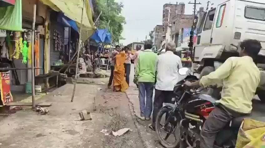 हमीरपुर में देवर की शादी को लेकर हाईवे पर भाभी का हाई-वोल्टेज ड्रामा
दुल्हन देखने जा रहे देवर को रास्ते में रोका, शादी न करने का बनाया दबाव
हंगामे के बाद तीनों को थाने ले गई पुलिस, मामले की जांच जारी
✒️ रिपोर्ट : नागेंद्र पांडये
हमीरपुर। उत्तर प्रदेश के हमीरपुर जनपद के सुमेरपुर कस्बे में शुक्रवार को देवर की शादी को लेकर बीच हाईवे पर हुए हंगामे का मामला चर्चा का विषय बन गया। एक महिला ने कथित रूप से अपने देवर और उसके परिजनों को दुल्हन देखने जाते समय रास्ते में रोक लिया, जिसके बाद सड़क पर काफी देर तक विवाद और मारपीट की स्थिति बनी रही। घटना का वीडियो सोशल मीडिया पर वायरल हो रहा है। हालांकि वायरल वीडियो की स्वतंत्र पुष्टि नहीं हुई है।
हमीरपुर। सुमेरपुर कस्बे के सब्जी मंडी चौराहे के पास शुक्रवार को उस समय अफरा-तफरी मच गई, जब एक महिला ने अपने कथित देवर की शादी का विरोध करते हुए बीच हाईवे पर हंगामा शुरू कर दिया। प्रत्यक्षदर्शियों के अनुसार महिला ने दुल्हन देखने जा रहे युवक और उसके परिजनों का रास्ता रोक लिया।
स्थानीय लोगों के अनुसार, महिला ने युवक के साथ मारपीट करते हुए उस पर शादी न करने का दबाव बनाया। घटना के दौरान सड़क पर लोगों की भीड़ जुट गई और कुछ देर तक यातायात भी प्रभावित रहा।
स्थानीय चर्चाओं के अनुसार, महिला और युवक के बीच लंबे समय से संबंध होने का दावा किया जा रहा है। हालांकि, इस दावे की स्वतंत्र पुष्टि नहीं हुई है और इसकी आधिकारिक पुष्टि पुलिस द्वारा भी नहीं की गई है।
हंगामा बढ़ने पर युवक के पिता तीनों को लेकर सुमेरपुर थाना पहुंचे, जहां पुलिस ने सभी पक्षों को समझाने का प्रयास किया।
पुलिस का पक्ष
पुलिस के अनुसार, शिकायतकर्ता, उसके पति और देवर को थाना सुमेरपुर बुलाकर समझाइश दी गई। शांति एवं कानून-व्यवस्था बनाए रखने के लिए आवश्यक निर्देश दिए गए। इसके बाद सभी पक्ष आपसी सहमति से अपने घर कानपुर देहात के लिए रवाना हो गए। पुलिस के अनुसार, फिलहाल मामले में कोई गंभीर कानून-व्यवस्था की समस्या नहीं है।
प्रमुख बिंदु
सुमेरपुर कस्बे में देवर की शादी को लेकर सड़क पर हंगामा।
दुल्हन देखने जा रहे युवक का रास्ता रोका गया।
महिला द्वारा कथित मारपीट और शादी रोकने का प्रयास।
वीडियो सोशल मीडिया पर वायरल।
पुलिस ने सभी पक्षों को समझाकर शांत कराया।
सभी लोग आपसी सहमति से घर लौटे।
यह मामला पारिवारिक विवाद से जुड़ा प्रतीत होता है, जिसकी अलग-अलग बातें सोशल मीडिया पर सामने आ रही हैं। मामले से जुड़े दावों की पुष्टि पुलिस जांच और आधिकारिक तथ्यों के आधार पर ही की जा सकती है। ऐसे मामलों में अपुष्ट जानकारी साझा करने से बचना और कानूनी प्रक्रिया का सम्मान करना आवश्यक है।
🟥 ND NEWS | दैनिक निष्पक्ष धारा की अपील
एनडी न्यूज़ आमजन से अपील करता है कि पारिवारिक विवादों का समाधान संवाद और कानूनी प्रक्रिया के माध्यम से करें। सार्वजनिक स्थानों पर कानून-व्यवस्था प्रभावित करने से बचें। यदि किसी प्रकार का विवाद उत्पन्न हो तो पुलिस और प्रशासन की सहायता लें। प्रशासन से अपेक्षा है कि ऐसे मामलों में निष्पक्ष कार्रवाई कर दोनों पक्षों की सुरक्षा और कानून व्यवस्था सुनिश्चित करे।
जनहित सुझाव
पारिवारिक विवादों को सार्वजनिक टकराव में न बदलें।
सोशल मीडिया पर अपुष्ट वीडियो और अफवाहें साझा करने से बचें।
किसी भी विवाद की स्थिति में तत्काल पुलिस से संपर्क करें।
कानून अपने हाथ में लेने के बजाय वैधानिक प्रक्रिया अपनाएं।
समाज में शांति, सम्मान और आपसी संवाद को प्राथमिकता दें।
👇👇👇
#NDNEWS #दैनिकनिष्पक्षधारा #Hamirpur #Sumerpur #BreakingNews #HighVoltageDrama #FamilyDispute #UPPolice #LawAndOrder #ViralVideo
👇👇
@hamirpurpolice
@Uppolice
@dgpup
@UPGovt
@CMOfficeUP
@myogiadityanath
@InfoDeptUP
@112UttarPradesh
@ChiefSecyUP
@PMOIndia
@HMOIndia
@MIB_India
👇👇
🟥 ND NEWS | दैनिक निष्पक्ष धारा
मुख्य संपादक / संस्थापक: राजन सिंह हाड़ा
सह-संपादक: शालिनी सिंह भदौरिया
📍 कार्यालय-3: U158, हीरा स्वीट्स के पास, विकास मार्ग, लक्ष्मी नगर, पूर्वी दिल्ली – 110092 (NCR)
📍 कार्यालय-2: विधानसभा रोड, बर्लिंगटन चौराहा, लखनऊ – 226001 (UP)
📍 कार्यालय-1: 1/1 अटल बिहारी चौराहा, नियर बर्मा चौराहा, फतेहपुर – 212601 (UP)
📅 दिनांक: 22 अगस्त 2026
📆 दिन: शनिवार
📧 Email: ndnewschannel@gmail.com
📞 मोबाइल: 096961 19696