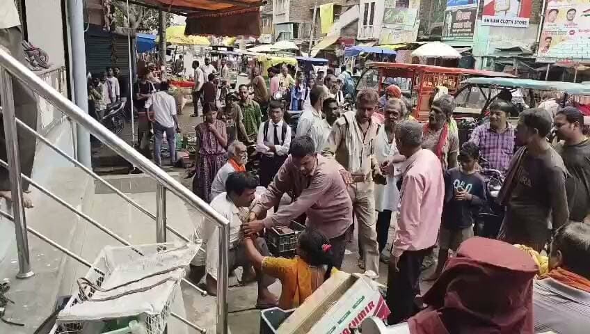 हमीरपुर में देवर की शादी को लेकर हाईवे पर भाभी का हाई-वोल्टेज ड्रामा
दुल्हन देखने जा रहे देवर को रास्ते में रोका, शादी न करने का बनाया दबाव
हंगामे के बाद तीनों को थाने ले गई पुलिस, मामले की जांच जारी
✒️ रिपोर्ट : नागेंद्र पांडये
हमीरपुर। उत्तर प्रदेश के हमीरपुर जनपद के सुमेरपुर कस्बे में शुक्रवार को देवर की शादी को लेकर बीच हाईवे पर हुए हंगामे का मामला चर्चा का विषय बन गया। एक महिला ने कथित रूप से अपने देवर और उसके परिजनों को दुल्हन देखने जाते समय रास्ते में रोक लिया, जिसके बाद सड़क पर काफी देर तक विवाद और मारपीट की स्थिति बनी रही। घटना का वीडियो सोशल मीडिया पर वायरल हो रहा है। हालांकि वायरल वीडियो की स्वतंत्र पुष्टि नहीं हुई है।
हमीरपुर। सुमेरपुर कस्बे के सब्जी मंडी चौराहे के पास शुक्रवार को उस समय अफरा-तफरी मच गई, जब एक महिला ने अपने कथित देवर की शादी का विरोध करते हुए बीच हाईवे पर हंगामा शुरू कर दिया। प्रत्यक्षदर्शियों के अनुसार महिला ने दुल्हन देखने जा रहे युवक और उसके परिजनों का रास्ता रोक लिया।
स्थानीय लोगों के अनुसार, महिला ने युवक के साथ मारपीट करते हुए उस पर शादी न करने का दबाव बनाया। घटना के दौरान सड़क पर लोगों की भीड़ जुट गई और कुछ देर तक यातायात भी प्रभावित रहा।
स्थानीय चर्चाओं के अनुसार, महिला और युवक के बीच लंबे समय से संबंध होने का दावा किया जा रहा है। हालांकि, इस दावे की स्वतंत्र पुष्टि नहीं हुई है और इसकी आधिकारिक पुष्टि पुलिस द्वारा भी नहीं की गई है।
हंगामा बढ़ने पर युवक के पिता तीनों को लेकर सुमेरपुर थाना पहुंचे, जहां पुलिस ने सभी पक्षों को समझाने का प्रयास किया।
पुलिस का पक्ष
पुलिस के अनुसार, शिकायतकर्ता, उसके पति और देवर को थाना सुमेरपुर बुलाकर समझाइश दी गई। शांति एवं कानून-व्यवस्था बनाए रखने के लिए आवश्यक निर्देश दिए गए। इसके बाद सभी पक्ष आपसी सहमति से अपने घर कानपुर देहात के लिए रवाना हो गए। पुलिस के अनुसार, फिलहाल मामले में कोई गंभीर कानून-व्यवस्था की समस्या नहीं है।
प्रमुख बिंदु
सुमेरपुर कस्बे में देवर की शादी को लेकर सड़क पर हंगामा।
दुल्हन देखने जा रहे युवक का रास्ता रोका गया।
महिला द्वारा कथित मारपीट और शादी रोकने का प्रयास।
वीडियो सोशल मीडिया पर वायरल।
पुलिस ने सभी पक्षों को समझाकर शांत कराया।
सभी लोग आपसी सहमति से घर लौटे।
यह मामला पारिवारिक विवाद से जुड़ा प्रतीत होता है, जिसकी अलग-अलग बातें सोशल मीडिया पर सामने आ रही हैं। मामले से जुड़े दावों की पुष्टि पुलिस जांच और आधिकारिक तथ्यों के आधार पर ही की जा सकती है। ऐसे मामलों में अपुष्ट जानकारी साझा करने से बचना और कानूनी प्रक्रिया का सम्मान करना आवश्यक है।
🟥 ND NEWS | दैनिक निष्पक्ष धारा की अपील
एनडी न्यूज़ आमजन से अपील करता है कि पारिवारिक विवादों का समाधान संवाद और कानूनी प्रक्रिया के माध्यम से करें। सार्वजनिक स्थानों पर कानून-व्यवस्था प्रभावित करने से बचें। यदि किसी प्रकार का विवाद उत्पन्न हो तो पुलिस और प्रशासन की सहायता लें। प्रशासन से अपेक्षा है कि ऐसे मामलों में निष्पक्ष कार्रवाई कर दोनों पक्षों की सुरक्षा और कानून व्यवस्था सुनिश्चित करे।
जनहित सुझाव
पारिवारिक विवादों को सार्वजनिक टकराव में न बदलें।
सोशल मीडिया पर अपुष्ट वीडियो और अफवाहें साझा करने से बचें।
किसी भी विवाद की स्थिति में तत्काल पुलिस से संपर्क करें।
कानून अपने हाथ में लेने के बजाय वैधानिक प्रक्रिया अपनाएं।
समाज में शांति, सम्मान और आपसी संवाद को प्राथमिकता दें।
👇👇👇
#NDNEWS #दैनिकनिष्पक्षधारा #Hamirpur #Sumerpur #BreakingNews #HighVoltageDrama #FamilyDispute #UPPolice #LawAndOrder #ViralVideo
👇👇
@hamirpurpolice
@Uppolice
@dgpup
@UPGovt
@CMOfficeUP
@myogiadityanath
@InfoDeptUP
@112UttarPradesh
@ChiefSecyUP
@PMOIndia
@HMOIndia
@MIB_India
👇👇
🟥 ND NEWS | दैनिक निष्पक्ष धारा
मुख्य संपादक / संस्थापक: राजन सिंह हाड़ा
सह-संपादक: शालिनी सिंह भदौरिया
📍 कार्यालय-3: U158, हीरा स्वीट्स के पास, विकास मार्ग, लक्ष्मी नगर, पूर्वी दिल्ली – 110092 (NCR)
📍 कार्यालय-2: विधानसभा रोड, बर्लिंगटन चौराहा, लखनऊ – 226001 (UP)
📍 कार्यालय-1: 1/1 अटल बिहारी चौराहा, नियर बर्मा चौराहा, फतेहपुर – 212601 (UP)
📅 दिनांक: 22 अगस्त 2026
📆 दिन: शनिवार
📧 Email: ndnewschannel@gmail.com
📞 मोबाइल: 096961 19696