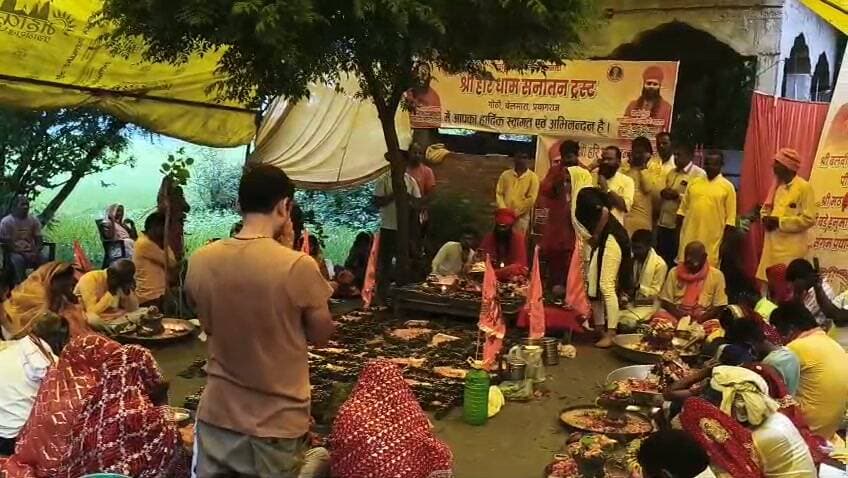 सवा लाख पार्थिव शिवलिंग निर्माण से शिवमय हुआ श्री हरि धाम, श्रद्धालुओं ने किया भव्य रुद्राभिषेक
महामंडलेश्वर स्वामी विनयानंद गिरि जी महाराज के सानिध्य में हुआ विराट धार्मिक अनुष्ठान
वैदिक मंत्रोच्चार, रुद्राभिषेक और शिव आराधना से भक्तिमय हुआ प्रयागराज का श्री हरि धाम
✒️ रिपोर्ट : सहयोगी सुनील व प्रमोद यादव के साथ राजेश सोनकर प्रयागराज
प्रयागराज के गोठी बेलसारा स्थित श्री हरि धाम में निरंजनी अखाड़े के महामंडलेश्वर स्वामी विनयानंद गिरि जी महाराज के सानिध्य में आयोजित सवा लाख पार्थिव शिवलिंग निर्माण एवं रुद्राभिषेक महायज्ञ श्रद्धा, भक्ति और वैदिक परंपराओं के बीच संपन्न हुआ। हजारों श्रद्धालुओं ने भगवान शिव की आराधना कर विश्व शांति, सुख-समृद्धि और जनकल्याण की कामना की।
प्रयागराज। गोठी बेलसारा स्थित श्री हरि धाम शनिवार को पूरी तरह शिवमय हो उठा, जब निरंजनी अखाड़े के महामंडलेश्वर स्वामी विनयानंद गिरि जी महाराज के सानिध्य में सवा लाख पार्थिव शिवलिंग निर्माण एवं रुद्राभिषेक का भव्य धार्मिक आयोजन संपन्न हुआ।
सुबह से ही बड़ी संख्या में श्रद्धालु श्री हरि धाम पहुंचने लगे। भक्तों ने विधि-विधान एवं वैदिक मंत्रोच्चार के बीच पार्थिव शिवलिंगों का निर्माण किया और भगवान भोलेनाथ का जल, दूध, पंचामृत, बेलपत्र तथा अन्य पूजन सामग्री से रुद्राभिषेक कर परिवार, समाज और राष्ट्र की सुख-समृद्धि की मंगलकामना की।
पूरे आयोजन स्थल पर "हर-हर महादेव" और वैदिक मंत्रों की गूंज से वातावरण पूरी तरह भक्तिमय हो गया। श्रद्धालुओं ने सामूहिक रूप से भगवान शिव की आराधना कर सनातन संस्कृति के प्रति अपनी आस्था व्यक्त की।
इस अवसर पर महामंडलेश्वर स्वामी विनयानंद गिरि जी महाराज ने अपने आशीर्वचन में कहा कि पार्थिव शिवलिंग पूजन सनातन धर्म की अत्यंत प्राचीन एवं पवित्र साधना है। ऐसे धार्मिक आयोजन समाज में आध्यात्मिक चेतना, नैतिक मूल्यों और भारतीय संस्कृति को मजबूत करने का कार्य करते हैं। उन्होंने युवाओं से भारतीय संस्कृति एवं सनातन परंपराओं को आत्मसात करने का आह्वान भी किया।
कार्यक्रम में आचार्य योगेंद्र, विमल विश्वकर्मा, मंगला पटेल, रविंद्र कुशवाहा, कृष्णा अवतार पटेल, रोहित मोदनवाल, कमलेश कुशवाहा, ननकूलाल विश्वकर्मा, आशा शर्मा, रवि शर्मा, गौतम भारती और मेही लाल शर्मा सहित बड़ी संख्या में श्रद्धालु एवं क्षेत्रीय गणमान्य नागरिक उपस्थित रहे।
प्रमुख बिंदु
श्री हरि धाम में सवा लाख पार्थिव शिवलिंग निर्माण का भव्य आयोजन।
निरंजनी अखाड़े के महामंडलेश्वर स्वामी विनयानंद गिरि जी महाराज का सानिध्य।
वैदिक मंत्रोच्चार के साथ श्रद्धालुओं ने किया रुद्राभिषेक।
लोककल्याण, सुख-शांति और समृद्धि की कामना।
सनातन संस्कृति एवं धार्मिक परंपराओं को बढ़ावा देने का संदेश।
धार्मिक एवं सांस्कृतिक आयोजन केवल आस्था का केंद्र नहीं होते, बल्कि समाज में एकता, सद्भाव और सांस्कृतिक मूल्यों को सशक्त बनाने का भी माध्यम बनते हैं। श्री हरि धाम में संपन्न यह आयोजन श्रद्धालुओं के लिए आध्यात्मिक ऊर्जा, सामाजिक समरसता और भारतीय संस्कृति के संरक्षण का प्रेरणादायी संदेश छोड़ गया।
🟥 ND NEWS | दैनिक निष्पक्ष धारा की अपील
एनडी न्यूज़ सभी श्रद्धालुओं से अपील करता है कि धार्मिक आयोजनों में अनुशासन, स्वच्छता और पर्यावरण संरक्षण का विशेष ध्यान रखें। सनातन संस्कृति की महान परंपराओं को नई पीढ़ी तक पहुंचाना हम सभी का दायित्व है। समाज में प्रेम, सद्भाव और सेवा की भावना को मजबूत करने वाले ऐसे आयोजनों में सकारात्मक सहभागिता करें।
जनहित संदेश
धार्मिक आयोजनों में स्वच्छता और अनुशासन बनाए रखें।
सनातन संस्कृति एवं भारतीय परंपराओं को नई पीढ़ी तक पहुंचाएं।
पर्यावरण संरक्षण का संकल्प लेते हुए प्राकृतिक संसाधनों का सम्मान करें।
धार्मिक आयोजनों को सामाजिक समरसता और जनकल्याण का माध्यम बनाएं।
समाज में भाईचारा, सेवा और सद्भाव की भावना को प्रोत्साहित करें।
👇👇👇
#NDNEWS #दैनिकनिष्पक्षधारा #Prayagraj #ShriHariDham #Mahadev #HarHarMahadev #Rudrabhishek #ParthivShivling #SanatanDharma #ReligiousEvent #SpiritualIndia #Mahamandaleshwar
👇👇
🟥 ND NEWS | दैनिक निष्पक्ष धारा
मुख्य संपादक / संस्थापक: राजन सिंह हाड़ा
सह-संपादक: शालिनी सिंह भदौरिया
📍 कार्यालय-3: U158, हीरा स्वीट्स के पास, विकास मार्ग, लक्ष्मी नगर, पूर्वी दिल्ली – 110092 (NCR)
📍 कार्यालय-2: विधानसभा रोड, बर्लिंगटन चौराहा, लखनऊ – 226001 (UP)
📍 कार्यालय-1: 1/1 अटल बिहारी चौराहा, नियर बर्मा चौराहा, फतेहपुर – 212601 (UP)
📅 दिनांक: 22 अगस्त 2026
📆 दिन: शनिवार
📧 Email: ndnewschannel@gmail.com
📞 मोबाइल: 9696119696