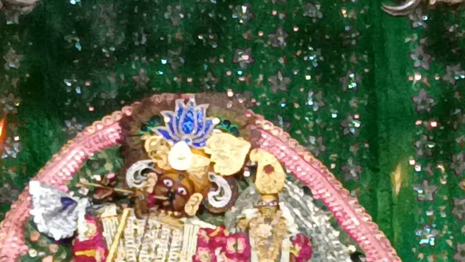🌸🙏 भक्तिमय दर्शन 🙏🌸
आज सावन के पावन शनिवार की अमृत बेला पर बरसाना धाम में श्रीजी राधे रानी जी के श्रृंगार स्वरूप आरती के दिव्य एवं अलौकिक दर्शन प्राप्त हुए।
श्री राधे रानी जी की कृपा सभी भक्तों पर सदैव बनी रहे।
राधे राधे! 🌺🙏