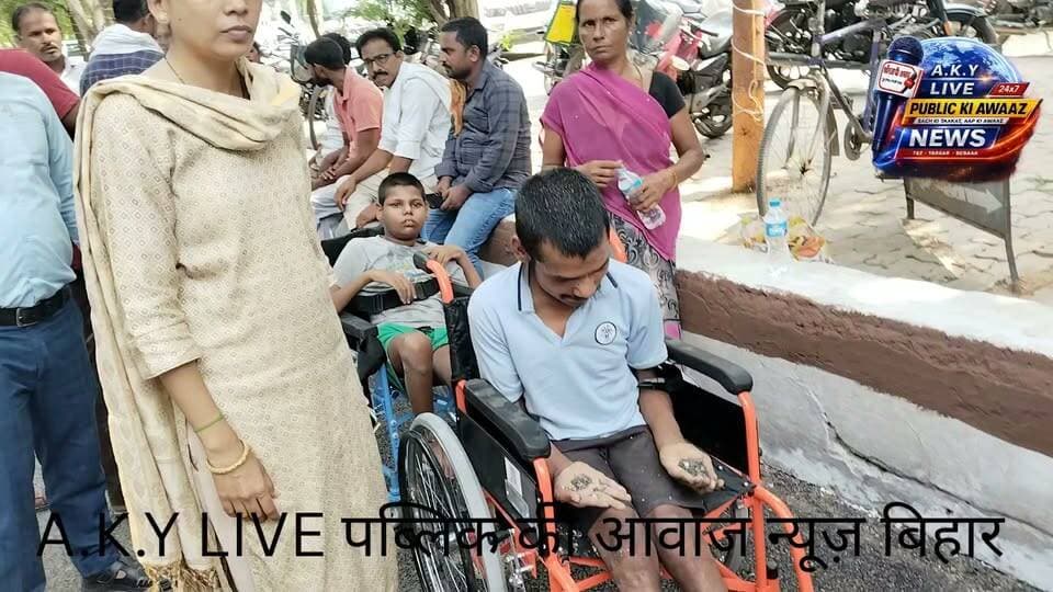 अरवल में दिव्यांगजनों के लिए संवेदनशील पहल, जनता दरबार में मिली ट्राईसाइकिल
अरवल जिले से मानवता और संवेदनशील प्रशासन की एक सराहनीय तस्वीर सामने आई है। जिला पदाधिकारी अमृशा बैंस के जनता दरबार में दिव्यांगजनों की समस्याओं को गंभीरता से सुना गया और जरूरतमंद दो दिव्यांग लाभार्थियों को ट्राईसाइकिल का वितरण किया गया। यह पहल दिव्यांगजनों को आत्मनिर्भर और सुगम जीवन की दिशा में आगे बढ़ाने वाला महत्वपूर्ण कदम है।
दिव्यांगजन सशक्तिकरण की अधिकारी अतुल कुमारी एवं सहायक निदेशक, सामाजिक सुरक्षा कोषांग, अरवल के द्वारा ट्राईसाइकिल उपलब्ध कराई गई। ट्राईसाइकिल मिलने के बाद लाभार्थियों के चेहरे पर खुशी साफ दिखाई दी। उनके लिए यह सिर्फ एक साधन नहीं, बल्कि रोजमर्रा की जिंदगी में आत्मनिर्भरता और आगे बढ़ने का नया सहारा है।
जनता दरबार के माध्यम से जरूरतमंद लोगों तक सरकारी योजनाओं का लाभ पहुंचाना प्रशासन की संवेदनशील कार्यशैली को दर्शाता है। दिव्यांगजनों को समाज की मुख्यधारा से जोड़ने और उनके आवागमन को आसान बनाने की दिशा में ऐसी पहल निश्चित रूप से प्रेरणादायक है।
अरवल प्रशासन की इस मानवीय पहल की हर ओर सराहना हो रही है। उम्मीद है कि भविष्य में भी जरूरतमंद दिव्यांगजनों तक सरकारी योजनाओं का लाभ इसी तरह तेजी से पहुंचेगा।
🙏♥️ मानवता की सेवा ही सबसे बड़ी सेवा है।
#ArwalNews #Arwal #Divyangjan #JantaDarbar #ArwalAdministration #AmrishaBains #SocialSecurity #DivyangSashaktikaran #PUBLICKIAWAazNEWS #BiharNews Public ki Awaz