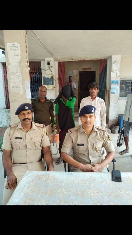 बाजपट्टी : थाना क्षेत्र के पिपराढी में बहुचर्चित तपेश्वर मंडल हत्याकांड को लेकर उसकी पत्नी रानी देवी ने थाने में प्राथमिकी दर्ज कराई थी इसको लेकर पुलिस ने मुख्य प्राथमिकी अभियुक्त रामदयाल राय के पुत्र विजय राय को जो पुपरी थाना क्षेत्र के रामनगर बेदौल का रहने वाला है गिरफ्तार कर लिया है यह गिरफ्तारी पुअनि कुणाल कुमार व सअनि संदेश सिंह के द्वारा पुलिस बल के सहयोग से किया गया.