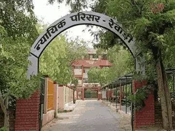 रेवाड़ी बार चुनाव में पहली बार 6 पदों पर मुकाबला:30% पद महिलाओं के लिए रिजर्व, 11 सितंबर को मतदान; चुनावी शेड्यूल घोषित
रेवाड़ी बार के 11 सितंबर को होने वाले चुनाव का शेड्यूल घोषित कर दिया गया है। 1 व 2 सितंबर को उम्मीदवार नामांकन पत्र दाखिल कर सकेंगे। नामांकन के बाद 2 को शाम को जांच की जाएगी। 3 सितंबर को वापस लिए जा सकेंगे। करीब 2200 अधिवक्ता चुनाव में मतदान करेंगे। 11 सितंबर को 8 से 4 बजे तक मतदान होगा। मतदान के बाद उसी दिन परिणाम घोषित कर दिए जाएंगे।
मतदान करने के लिए अपना बार एसोसिएशन या बार कौंसिल पंजाब एवं हरियाणा का जारी किया पहचान पत्र के साथ लेकर आना अनिवार्य होगा। 30% पद महिलाओं अधिवक्ताओं के लिए रिजर्व होंगे। चुनाव अधिकारी सतीश डागर,अश्विनी कुमार तिवारी, चौधरी चरण सिंह, शमशेर सिंह यादव,चंदन यादव, नरेश कुमार यादव तथा रमेश कुमार यादव ने बैठक कर कार्यक्रम की घोषणा की।
सुप्रीम कोर्ट के आदेश एवं बार कौंसिल पंजाब एवं हरियाणा के निर्देशानुसार अब पदाधिकारी की संख्या में दो महिला पदाधिकारी शामिल हो गई है। कोई भी प्रत्याशी वोट लेने के लिए कार्यालय चला कर वोट की अपील के लिए सामूहिक मीटिंग तथा एकत्रीकरण नहीं करेगा। ना ही कोर्ट परिसर में या चेंबर परिसर में किसी प्रकार की प्रचार सामग्री लगाने की अनुमति होगी।
ग्रीन प्रचार अभियान के तहत प्रत्याशी अपना वोट मांगेंगे। यदि प्रत्याशी ऐसा नहीं करते हैं, तो शिकायत मिलने पर उनके खिलाफ आवश्यक कार्रवाई की जाएगी। प्रत्याशियों की फीस निर्धारण के साथ ही कुछ नियम भी जारी किए गए हैं।
इस बार 5 की जगह 6 पदों का चुनाव
पहली बार 5 की जगह 6 पदों के लिए चुनाव होगा। प्रधान के अलावा उप प्रधान (सामान्य), उप प्रधान (महिला), सचिव, सह सचिव (महिला) तथा कोषाध्यक्ष के लिए मतदान होगा। जिसमें जिला बार एसोसिएशन के करीब 2200 अधिवक्ता अपने मताधिकार का प्रयोग करेंगे।