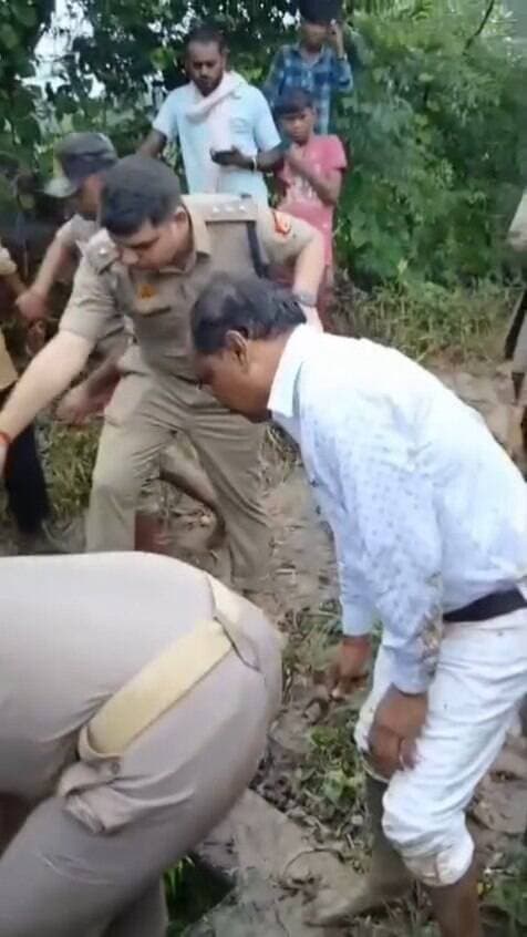 बांदा:बोरवेल में जहरीली गैस बनी काल,दो लोगों की मौत से मचा हड़कंप
पंप की मरम्मत के लिए बोरवेल में उतरा एक व्यक्ति जहरीली गैस की चपेट में आकर अचेत होकर फंस गया।
उसे बचाने के लिए दूसरा व्यक्ति भी बोरवेल में उतरा, लेकिन वह भी जहरीली गैस की चपेट में आकर अचेत हो गया।
सूचना मिलते ही पुलिस मौके पर पहुंची फायर सर्विस,
स्थानीय लोगों की मदद से ऑक्सीजन सिलेंडर के जरिए दोनों को बाहर निकाला गया और तत्काल अस्पताल भेजा गया,
जहां डॉक्टरों ने दोनों को मृत घोषित कर दिया।
पुलिस द्वारा पंचायतनामा भरकर आवश्यक विधिक कार्रवाई की जा रही है।
मामला बिसंडा थाना क्षेत्र के अजीतपारा गांव का है