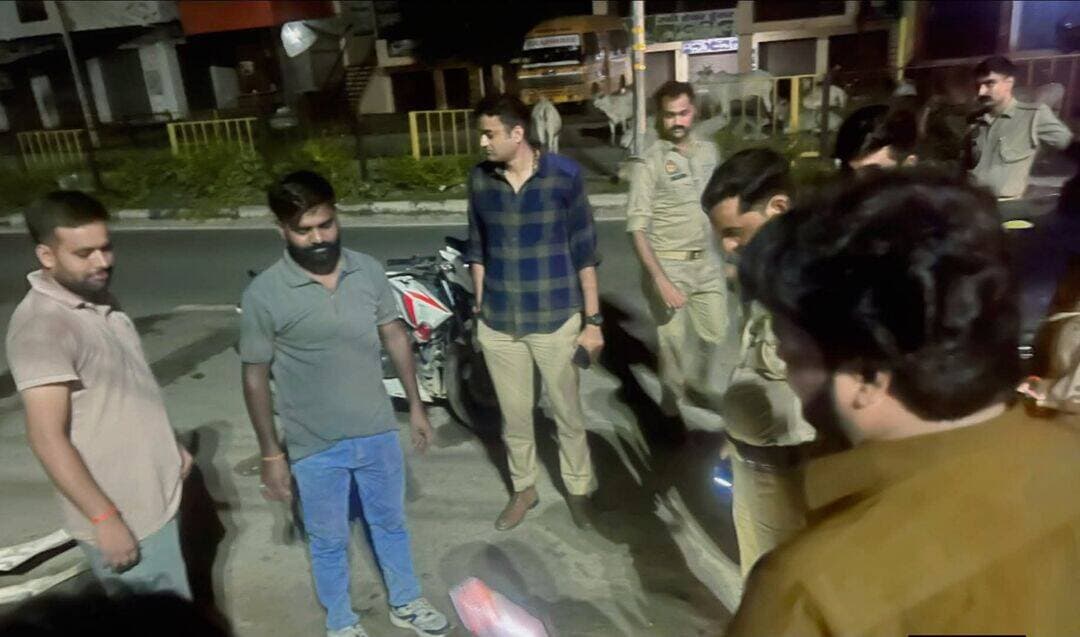 शाहजहांपुर: कटरा थाना क्षेत्र में एक अज्ञात ने दो गोवंशों को टक्कर मार दी। टक्कर लगने से एक गोवंश की मौत हो गई। सूचना मिलने के बाद मौके पर गौ रक्षक संघ के कार्यकर्ता और पुलिस पहुंच गई।
