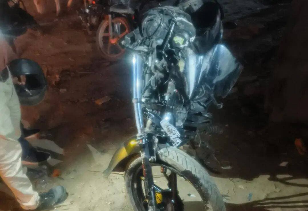 शाहजहांपुर: जमुका में ट्रक ने सड़क के किनारे खड़ी बाइक में मारी टक्कर। बाइक हुई क्षतिग्रस्त।