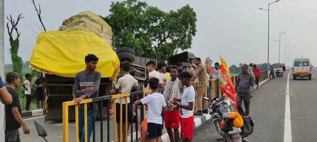 शाहजहांपुर: पुवायां थाना क्षेत्र में कांवड़ियों से भरी ट्रैक्टर-ट्रॉली पलटी। आधा दर्जन से ज्यादा कावड़िया घायल। जलाभिषेक कर वापस घर लौट रहे थे कांवड़िये।
