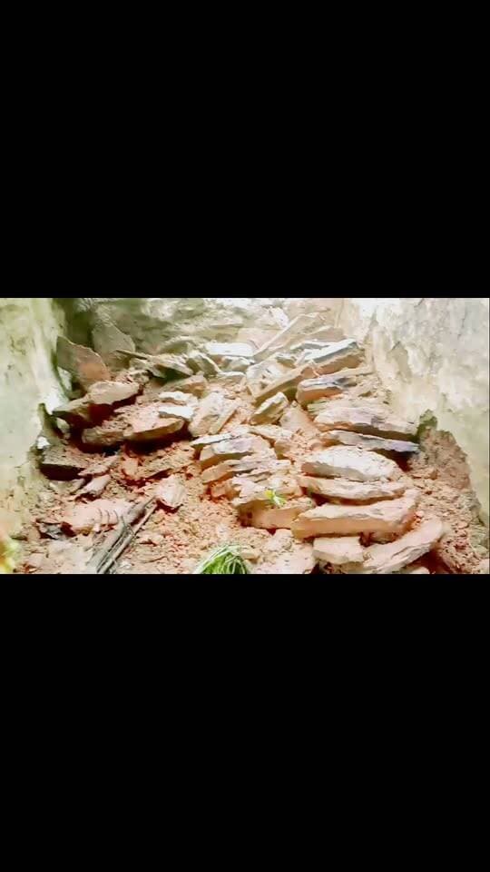 🌧️ भारी बारिश का कहर: कच्चे मकान की दीवार और छप्पर गिरा 🏠
शाहनगर क्षेत्र में लगातार हो रही भारी बारिश के चलते ग्राम रमगढ़ा में राजकुमार आदिवासी पिता बड़ा आदिवासी के कच्चे मकान की दीवार और छप्पर अचानक गिर गए। गनीमत रही कि हादसे में कोई जनहानि नहीं हुई।
बारिश के कारण कच्चे मकानों पर खतरा बढ़ गया है। प्रभावित परिवार ने प्रशासन से मौके का निरीक्षण कर राहत एवं आवश्यक सहायता उपलब्ध कराने की मांग की है।
#शाहनगर #रमगढ़ा #पन्ना #भारीबारिश #बारिश #मकानगिरा #बारिशकाकहर #PannaNews #ShahnagarNews #BreakingNews #MPNews #RainAlert