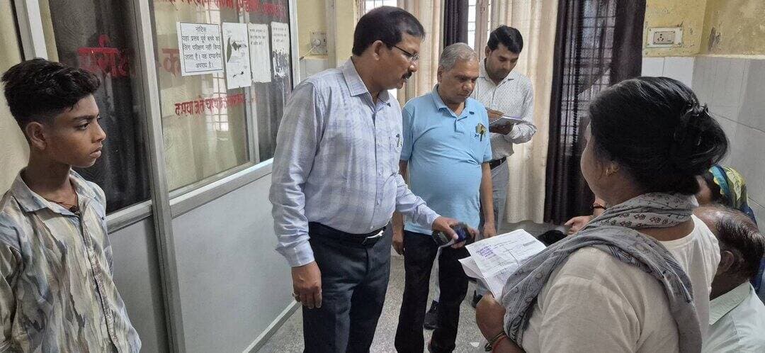 सुबह-सुबह अस्पताल पहुंचे जिलाधिकारी, मरीजों को बेहतर स्वास्थ्य सेवाएं उपलब्ध कराने पर दिया जोर!!
ओपीडी, वार्ड, दवा वितरण, सीटी स्कैन, अल्ट्रासाउंड व जच्चा-बच्चा वार्ड का किया निरीक्षण; महिला अस्पताल में अनुपस्थित चिकित्सकों पर कार्रवाई के निर्देश!!