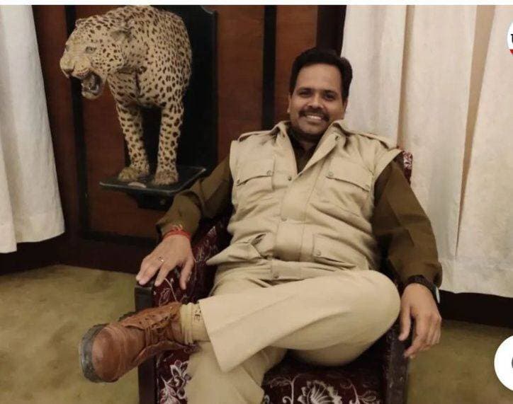 राजस्थान में खेजड़ी माफियाओं से ‘पुलिस टीम’ की मिलीभगत? ₹200 करोड़ की वसूली का आरोप, IAS-IPS अधिकारी भी जांच के घेरे में
संगरिया की आवाज़।
सोलर कंपनियों से करोड़ों रुपए की वसूली के मामले में राजस्थान पुलिस बीकानेर रेंज में तैनात अपने ही एक सीआइ की तलाश कर रही है। पुलिस निरीक्षक पवन सिंह पिछले छह माह से न तो जांच अधिकारी को मिला और ना ही ड्यूटी पर उपस्थित हो रहा है। खास बात यह है कि पुलिस मुख्यालय ने आरोपी निरीक्षक के खिलाफ निलंबन जैसी सामान्य विभागीय कार्रवाई तक नहीं की है। सूत्रों के मुताबिक इसकी वजह जांच में 2 IPS,1 IAS और 4 RPS अधिकारी के नाम शामिल होना बताया जा रहा है। आरोप है कि आरोपियों ने आपराधिक गिरोह से सांठगांठ कर सोलर कंपनियों और खेजड़ी माफियाओं से करीब दो सौ करोड़ से ज्यादा की रकम बटोरी है। आरोपी सीआइ के सगे भाई की कंपनी में 40 करोड़ से अधिक का लेनदेन सामने आ चुका है।
<nis:link nis:type=tag nis:id=पूगल nis:value=पूगल nis:enabled=true nis:link/> में थानाधिकारी रहते रचा खेल
सीआइ पवन सिंह ने वर्ष 2025 में पूगल थानाधिकारी रहते हुए भाई के नाम करणी कंस्ट्रक्शन कंपनी बनाई। इस कंपनी में आपराधिक गिरोह से जुड़े कई लोगों को शामिल कर लिया गया। यह लोग सोलर व्यापारियों को डरा धमकाकर कंपनी को काम देने के बहाने रुपए ऐंठने लगे। साथ ही पुलिस से मिलीभगत का दावा कर खेजड़ी कटाई के ठेके लेने लगे। करीब छह माह में ही इस कंपनी में 40 करोड़ रुपए का लेन-देन हुआ है।
गोपनीय शिकायत पर सरकार ने कराई जांच
इस मामले में सोलर कंपनियों की ओर से राज्य सरकार को गोपनीय शिकायत भेजी गई। इस पर पुलिस महानिदेशक के निर्देश पर बीकानेर रेंज आइजी ने IPS अधिकारी से मामले की जांच कराई। इसी बीच रतनगढ़ थाना इलाके में आरोपी सीआइ पवन सिंह से ही जुड़े एक मामले में पुलिस ने हाल बीकानेर निवासी और चूरू जिले के सरदारशहर क्षेत्र के हरदेसर गांव निवासी संदीप स्वामी को गिरफ्तार किया। उसकी पूछताछ में सोलर कंपनियों से वसूली की परतें खुल गई।
जांच में जुड़ी कड़ियां
IPS अधिकारी की ओर से की गई जांच में 200 करोड़ से ज्यादा की वसूली की कड़ियां जुड़ गई हैं। यह पैसा 2 IPS, 1 IAS और 4 RPS अधिकारियों में बांटने के तथ्य सामने आए हैं। सरकार ने इन अधिकारियों का बीकानेर से स्थानांतरण कर दिया लेकिन मुख्य आरोपी सीआइ पवन सिंह के अभी तक सामने नहीं आने से मामला अटका हुआ है।
पिता ने लिखित में दिया…छह माह से घर नहीं आया
सीआइ पवन सिंह के पिता शिवपाल सिंह ने जांच अधिकारी को लिखित में दिया है कि पवन पिछले छह माह से घर नहीं आया है। उसको जरूरत होती है तो फोन करता है। हमारा फोन नहीं उठाता।
तीन बिंदू…चार रिमाइंडर…नहीं दिया स्पष्टीकरण
जांच अधिकारी ने सीआइ पवन सिंह से तीन बिंदुओं पर स्पष्टीकरण मांगा है। अंतिम अवसर पर भी जवाब नहीं दिए जाने पर उसकी दुराचरण रिपोर्ट अतिरिक्त पुलिस महानिदेशक सतर्कता को भेज दी गई है।
आपके भाई के नाम से कंपनी रजिस्टर्ड है, जिसमें सालाना करोड़ों रुपए का टर्नओवर है। कंपनी का संचालन आप द्वारा करने की जानकारी प्राप्त हुई है।
आपका पदस्थापन एमटी शाखा, पुलिस मोटर ड्राइविंग स्कूल बीकानेर में 24 फरवरी, 2026 से हैं। अभी तक नव पदस्थापन स्थान पर ज्वाइनिंग क्यों नहीं की गई है।
पुलिस थाना रतनगढ़ में दर्ज प्रकरण संख्या 168-2026 में आपकी मौजूदगी अनाधिकृत रूप से होने की जानकारी प्राप्त हुई है।
शिकायत गंभीर, जांच कर रहे
शिकायत गंभीर है। सीआइ पवन सिंह पर इस मामले में आरोप है। वह छह माह से बिना सूचना के अनुपस्थित है। जांच के संबंध में भी उसने अभी तक अपना स्पष्टीकरण नहीं दिया है। बीकानेर पुलिस से जांच के तथ्य प्राप्त हुए हैं। इनका परीक्षण किया जा रहा है। इसके बाद ही कार्रवाई की जाएगी।
एस. सेंगाथिर, अतिरिक्त पुलिस महानिदेशक, सतर्कता, जयपुर
संगरिया की आवाज़