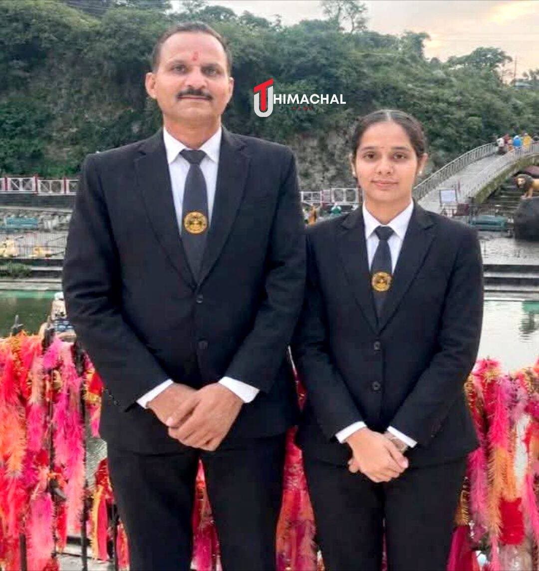 <nis:link nis:type=tag nis:id=पिता_पुत्री_की_जोड़ी_ने_रचा_इतिहास, nis:value=पिता_पुत्री_की_जोड़ी_ने_रचा_इतिहास, nis:enabled=true nis:link/> 50_साल_की_उम्र_में_इंस्पेक्टर_पिता_ने_की_LLB, बेटी_बनी_टॉपर
धर्मशाला (खनियारा): हिमाचल प्रदेश के कांगड़ा जिले के आलमपुर निवासी पुलिस इंस्पेक्टर प्रवीण राणा और उनकी बेटी अंशिका राणा ने एक साथ कानून की पढ़ाई पूरी कर मिसाल कायम की है। हिमाचल प्रदेश विश्वविद्यालय के क्षेत्रीय अध्ययन केंद्र खनियारा के एलएलबी छठे एवं अंतिम सेमेस्टर का परिणाम घोषित होने के बाद ओवरऑल रिजल्ट में 23 वर्षीय अंशिका राणा ने प्रथम स्थान हासिल कर टॉप किया, जबकि उनके पिता प्रवीण राणा तीसरे स्थान पर रहे।
एक ही कक्षा में की तीन साल तक पढ़ाई
प्रवीण राणा और अंशिका राणा ने वर्ष 2023 से जून 2026 तक एचपीयू के क्षेत्रीय केंद्र खनियारा में तीन वर्षीय एलएलबी की पढ़ाई एक ही कक्षा में की। प्रवीण राणा वर्तमान में पुलिस प्रशिक्षण केंद्र डरोह में इंस्पेक्टर के पद पर तैनात हैं। उन्होंने 50 वर्ष की उम्र पार करने के बाद एलएलबी में दाखिला लिया और पुलिस की व्यस्त जिम्मेदारियों के साथ पढ़ाई जारी रखी।
पिता-पुत्री का एक साथ कक्षा में पढ़ना, एक-दूसरे की पढ़ाई में मदद करना और अब विश्वविद्यालय स्तर पर शानदार प्रदर्शन करना पूरे क्षेत्र में चर्चा का विषय बना हुआ है।
"शिक्षा हासिल करने की कोई उम्र नहीं"
अपनी उपलब्धि पर इंस्पेक्टर प्रवीण राणा ने कहा कि शिक्षा हासिल करने की कोई उम्र नहीं होती। व्यक्ति के भीतर सीखने और आगे बढ़ने की इच्छा होनी चाहिए। उन्होंने बेटी अंशिका के टॉपर बनने को अपने जीवन के सबसे गर्वपूर्ण क्षणों में से एक बताया।
पिता-पुत्री की इस उपलब्धि पर क्षेत्र के लोगों, परिजनों और पुलिस विभाग के अधिकारियों व कर्मचारियों ने उन्हें बधाई देते हुए उज्ज्वल भविष्य की शुभकामनाएं दी हैं।
<nis:link nis:type=tag nis:id=uthimachal nis:value=UTHimachal nis:enabled=true nis:link/> <nis:link nis:type=tag nis:id=uniquetodaynews nis:value=UniqueTodayNews nis:enabled=true nis:link/> <nis:link nis:type=tag nis:id=himachalpradesh nis:value=HimachalPradesh nis:enabled=true nis:link/> <nis:link nis:type=tag nis:id=dharamshala nis:value=Dharamshala nis:enabled=true nis:link/> <nis:link nis:type=tag nis:id=kangra nis:value=Kangra nis:enabled=true nis:link/> <nis:link nis:type=tag nis:id=llb nis:value=LLB nis:enabled=true nis:link/> <nis:link nis:type=tag nis:id=hpu nis:value=HPU nis:enabled=true nis:link/> <nis:link nis:type=tag nis:id=education nis:value=Education nis:enabled=true nis:link/> <nis:link nis:type=tag nis:id=police nis:value=Police nis:enabled=true nis:link/> <nis:link nis:type=tag nis:id=inspiration nis:value=Inspiration nis:enabled=true nis:link/>