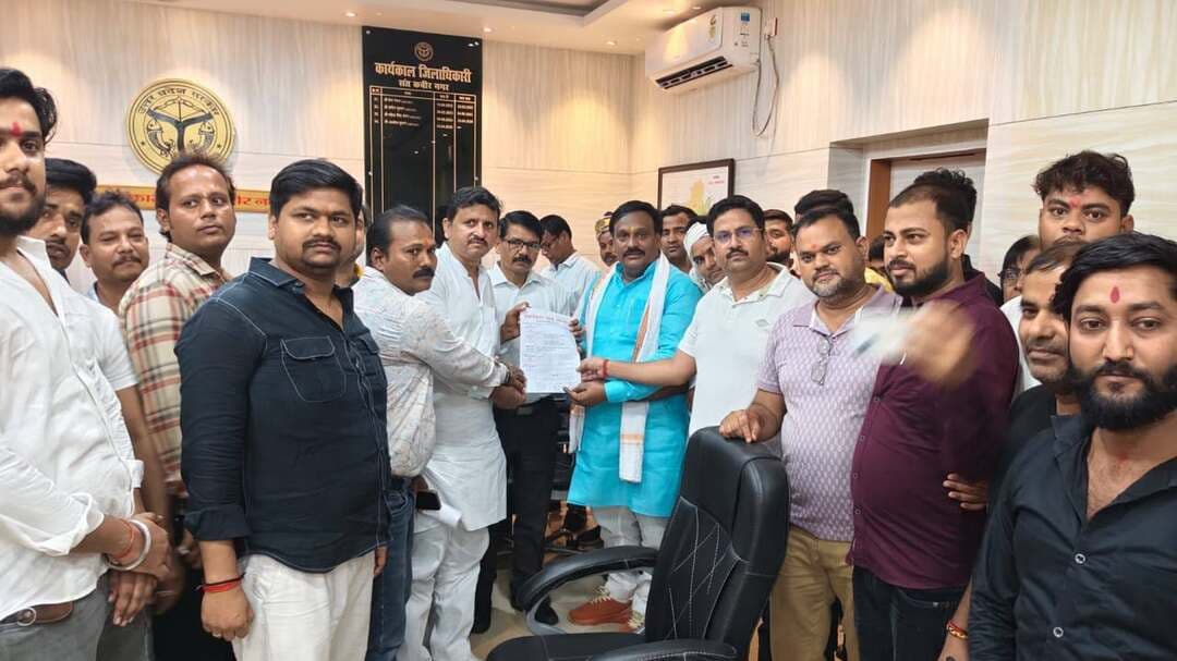 स्वर्णकार समाज ने भरी हुंकार, स्वर्णकार कला बोर्ड के गठन की उठी जोरदार मांग
साहूकारी लाइसेंस बहाली, शस्त्र लाइसेंस में प्राथमिकता, सरकारी ऋण योजनाओं में भागीदारी और कारोबारियों की सुरक्षा का मुद्दा भी प्रमुखता से उठा
संतकबीरनगर। स्वर्णकार समाज की लंबे समय से चली आ रही विभिन्न मांगों को लेकर शुक्रवार को समाज के लोगों ने एकजुट होकर अपनी आवाज बुलंद की। नगर पालिका खलीलाबाद के पूर्व चेयरमैन श्याम सुंदर वर्मा के नेतृत्व में स्वर्णकार समाज के एक प्रतिनिधिमंडल ने जिलाधिकारी आलोक कुमार से मुलाकात की और मुख्यमंत्री को संबोधित पांच सूत्रीय मांगों का ज्ञापन सौंपकर समाज की समस्याओं के समाधान के लिए प्रभावी कदम उठाने की मांग की प्रतिनिधिमंडल ने कहा कि स्वर्णकार समाज सदियों से अपनी पारंपरिक कला, हुनर और कारोबार के माध्यम से समाज एवं देश की अर्थव्यवस्था में महत्वपूर्ण योगदान देता चला आ रहा है। इसके बावजूद समाज की कई मूलभूत समस्याओं और मांगों का अभी तक स्थायी समाधान नहीं हो सका है। ऐसे में सरकार को स्वर्णकार समाज की समस्याओं को गंभीरता से लेते हुए नीतिगत स्तर पर पहल करनी चाहिए।
उत्तर प्रदेश में बने स्वर्णकार कला बोर्ड
पूर्व चेयरमैन श्याम सुंदर वर्मा ने कहा कि मध्य प्रदेश और पंजाब की तर्ज पर उत्तर प्रदेश में भी तत्काल स्वर्णकार कला बोर्ड का गठन किया जाना चाहिए। उन्होंने कहा कि स्वर्णकार समाज से जुड़े कारीगरों, छोटे व्यापारियों और पारंपरिक हुनर को संरक्षण देने के लिए एक अलग बोर्ड की आवश्यकता लंबे समय से महसूस की जा रही है।उन्होंने कहा कि स्वर्णकार कला बोर्ड के गठन से समाज के कारीगरों की समस्याओं को एक मंच पर लाने, उनके पारंपरिक हुनर को बढ़ावा देने, प्रशिक्षण उपलब्ध कराने तथा शासन की योजनाओं का लाभ पात्र लोगों तक पहुंचाने में मदद मिलेगी। साथ ही समाज की समस्याओं और मांगों को शासन स्तर तक प्रभावी ढंग से पहुंचाने के लिए एक संस्थागत माध्यम भी उपलब्ध होगा।
साहूकारी लाइसेंस बहाल करने की मांग
प्रतिनिधिमंडल ने पूर्व में स्वर्णकार समाज के लोगों को मिलने वाले साहूकारी लाइसेंस को पुनः बहाल किए जाने की मांग भी प्रमुखता से उठाई। प्रतिनिधिमंडल का कहना था कि स्वर्णकार समाज का पारंपरिक कारोबार केवल आभूषण निर्माण और बिक्री तक सीमित नहीं रहा है, बल्कि जरूरत के समय लोगों को आर्थिक सहयोग उपलब्ध कराने से भी जुड़ा रहा है।समाज के लोगों ने कहा कि लाइसेंस व्यवस्था को उचित नियमों और पारदर्शी प्रक्रिया के साथ बहाल किए जाने से पारंपरिक कारोबार को व्यवस्थित तरीके से आगे बढ़ाने में मदद मिल सकती है। साथ ही इससे कारोबार करने वाले लोगों को वैधानिक व्यवस्था के तहत काम करने का अवसर मिलेगा।
स्वर्ण व्यवसायियों की सुरक्षा का मुद्दा गंभीर
ज्ञापन में स्वर्ण व्यवसायियों की सुरक्षा को भी प्रमुख मुद्दा बनाया गया। प्रतिनिधिमंडल ने कहा कि सोने-चांदी और अन्य कीमती धातुओं का कारोबार करने वाले व्यापारी लगातार सुरक्षा संबंधी जोखिमों के बीच अपना व्यवसाय संचालित करते हैं। बाजार से घर और प्रतिष्ठान तक कीमती सामान के आवागमन के दौरान भी व्यापारियों के सामने खतरा बना रहता है।ऐसे में प्रतिनिधिमंडल ने पात्र एवं नियमानुसार योग्य स्वर्ण व्यवसायियों को शस्त्र लाइसेंस जारी करने में प्राथमिकता दिए जाने की मांग की। उनका कहना था कि सुरक्षा की बेहतर व्यवस्था होने से कारोबारियों में विश्वास बढ़ेगा और वे बिना भय के अपना व्यापार कर सकेंगे।
सरकारी ऋण योजनाओं में मिले प्राथमिकता
स्वर्णकार समाज को सरकार की विभिन्न ऋण, स्वरोजगार एवं व्यवसायिक योजनाओं में शामिल करने की मांग भी ज्ञापन में की गई। प्रतिनिधिमंडल ने कहा कि समाज के बड़ी संख्या में कारीगर और छोटे कारोबारी सीमित पूंजी के सहारे अपना व्यवसाय चला रहे हैं।यदि पात्र स्वर्णकारों को आसान प्रक्रिया के माध्यम से सरकारी ऋण एवं स्वरोजगार योजनाओं का लाभ उपलब्ध कराया जाए तो वे अपने कारोबार का विस्तार कर सकते हैं। इससे पारंपरिक स्वर्णकारी कला को संरक्षण मिलने के साथ-साथ युवाओं को रोजगार के अवसर भी मिल सकते हैं।
हत्या, अपहरण और लूट की घटनाओं पर त्वरित कार्रवाई की मांग
प्रतिनिधिमंडल ने स्वर्णकार समाज के लोगों के साथ होने वाली हत्या, अपहरण, लूट और अन्य आपराधिक घटनाओं का त्वरित निस्तारण कराने की मांग की। प्रतिनिधिमंडल का कहना था कि स्वर्ण व्यवसाय से जुड़े लोगों के पास अक्सर कीमती सामान मौजूद रहता है, जिसके चलते अपराधियों की नजर ऐसे कारोबारियों पर बनी रहती है।ऐसे मामलों में पुलिस द्वारा त्वरित कार्रवाई, आरोपियों की गिरफ्तारी और पीड़ितों को न्याय दिलाने की प्रभावी व्यवस्था आवश्यक है। प्रतिनिधिमंडल ने कहा कि कारोबारियों में सुरक्षा का भरोसा कायम करना सरकार और प्रशासन की प्राथमिक जिम्मेदारी होनी चाहिए।
शासन तक मांग पहुंचाने की अपील
प्रतिनिधिमंडल ने जिलाधिकारी आलोक कुमार से सभी मांगों को गंभीरता से लेते हुए मुख्यमंत्री एवं शासन स्तर तक प्रभावी ढंग से पहुंचाने तथा उनके समाधान की दिशा में सकारात्मक पहल करने की अपील की।प्रतिनिधिमंडल का कहना था कि स्वर्णकार समाज सरकार के साथ सहयोग करते हुए अपनी पारंपरिक कला एवं व्यवसाय को आगे बढ़ाना चाहता है। इसके लिए समाज को नीतिगत संरक्षण, सुरक्षा और आर्थिक सहयोग की आवश्यकता है। सरकार द्वारा मांगों पर सकारात्मक निर्णय लिए जाने से समाज के कारीगरों, छोटे व्यापारियों और युवाओं को व्यापक लाभ मिल सकता है।
इस दौरान हनुमान वर्मा, शिवनाथ वर्मा, आकाश वर्मा, राजकपूर वर्मा, गोविंद वर्मा, रजनीश प्रिंस वर्मा, नीतीश वर्मा और रोहित वर्मा सहित बड़ी संख्या में स्वर्णकार समाज के लोग मौजूद रहे।
ज्ञापन की प्रमुख मांगें
1. उत्तर प्रदेश में तत्काल स्वर्णकार कला बोर्ड का गठन किया जाए।
2. स्वर्णकार समाज के लिए पूर्व में प्रचलित साहूकारी लाइसेंस व्यवस्था बहाल की जाए।
3. पात्र स्वर्ण व्यवसायियों को शस्त्र लाइसेंस में प्राथमिकता दी जाए।
4. स्वर्णकार समाज को विभिन्न सरकारी ऋण एवं स्वरोजगार योजनाओं का लाभ प्राथमिकता से मिले।
5. समाज के लोगों के साथ होने वाली हत्या, अपहरण, लूट सहित आपराधिक घटनाओं का त्वरित निस्तारण सुनिश्चित किया जाए।