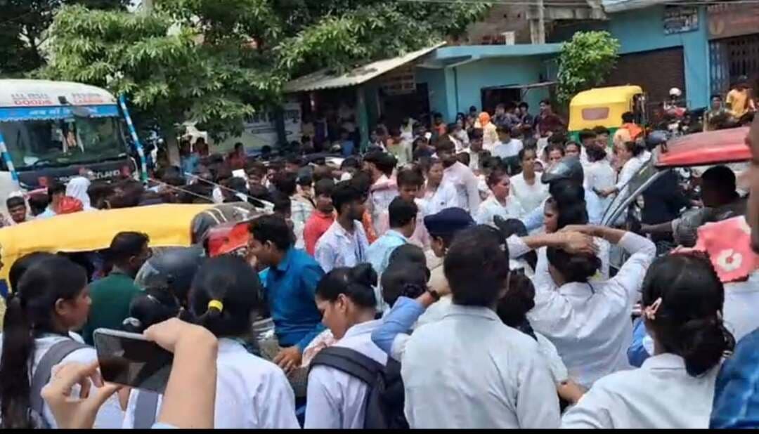 भभुआ-कुदरा मुख्य मार्ग पर प्रदर्शन करते राजीव इंस्टीट्यूट के छात्र-छात्राएं।
परिणाम से नाराज हैं। बीडीओ और थाना प्रभारी ने समझा-बुझाकर जाम समाप्त कराया।
राजीव इंस्टीट्यूट के छात्र-छात्राओं का प्रदर्शन, ढाई घंटे तक भभुआ-कुदरा मार्ग जाम
कैमूर राजीव इंस्टीट्यूट बीएससी नर्सिंग एवं फार्मेसी के छात्र-छात्राओं ने विभिन्न मांगों को लेकर शुक्रवार को ओदार गांव के समीप भभुआ-कुदरा मुख्य मार्ग पर जोरदार प्रदर्शन किया। छात्रों ने करीब *ढाई घंटे तक सड़क जाम कर कॉलेज प्रबंधन के खिलाफ नारेबाजी की।
प्रदर्शन के कारण भभुआ-कुदरा मार्ग पर यातायात पूरी तरह प्रभावित रहा और सड़क के दोनों ओर वाहनों की लंबी कतार लग गई। बाद में *बीडीओ और सोनहन थाना प्रभारी* के हस्तक्षेप के बाद छात्रों ने जाम समाप्त किया।
छात्रों की मुख्य मांगें छात्रों ने परीक्षा परिणाम को लेकर कॉपी की पुनः जांच, पुनर्मूल्यांकन अथवा पुनः परीक्षा का विकल्प देने की मांग की। साथ ही इसके लिए छात्रों से किसी प्रकार का अतिरिक्त शुल्क नहीं लेने की मांग की गई। छात्रों ने आगे की परीक्षाओं और शैक्षणिक गतिविधियों को व्यवस्थित तरीके से संचालित करने की भी मांग रखी।
छात्रों ने प्रशासन से आंदोलन में शामिल किसी भी विद्यार्थी के खिलाफ कॉलेज या पुलिस प्रशासन की ओर से कार्रवाई नहीं करने की मांग की। उन्होंने किसी प्रकार का दंड या जुर्माना नहीं लगाने की भी अपील की। छात्रों ने अपने प्रदर्शन को परीक्षा और शैक्षणिक व्यवस्था में सुधार के लिए किया गया शांतिपूर्ण आंदोलन बताया।
प्रदर्शनकारी छात्रों का कहना था कि हाल ही में जारी परीक्षा परिणाम उनके वास्तविक प्रदर्शन के अनुरूप नहीं हैं। छात्रों ने आरोप लगाया कि नामांकन के समय कॉलेज के काउंसलर की ओर से शैक्षणिक व्यवस्था को लेकर कई आश्वासन दिए गए थे, लेकिन बाद में उन वादों के अनुरूप व्यवस्था नहीं की गई। परीक्षा परिणाम समेत अन्य शैक्षणिक समस्याओं को लेकर छात्रों ने कॉलेज प्रबंधन के खिलाफ नाराजगी जताई।