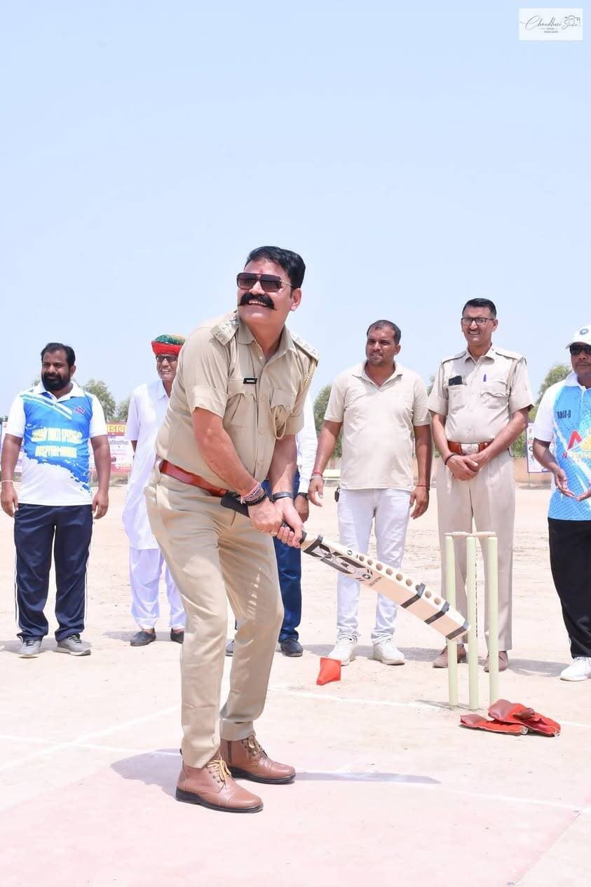 Nohar क्षेत्र में हुई मीडिया प्रीमियर लीग MPL की शुरुआत
ललाना । गांव के खेल मैदान में शुक्रवार को सोशल मीडिया पत्रकार संघ, नोहर की ओर से मीडिया प्रीमियर लीग 2026 सीजन-2 का भव्य शुभारंभ हुआ। राजस्थान, हरियाणा एवं पंजाब से पहुंचे पत्रकारों, खिलाड़ियों और खेलप्रेमियों ने उत्साहपूर्वक भाग लिया।
उद्घाटन समारोह में नशामुक्ति और पत्रकार एकता का संदेश दिया गया। खिलाड़ियों, पत्रकारों एवं नागरिकों ने नशे से दूर रहने की शपथ ली। वक्ताओं ने कहा कि प्रतियोगिता पत्रकारों के बीच भाईचारे, सहयोग और खेल भावना को मजबूत करने का माध्यम है।
