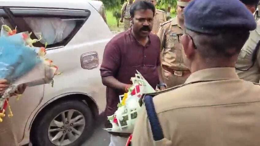 मेरठ के नए कप्तान BBGTS मूर्ति की सादगी - धोती-कुर्ते में चार्ज लेने पहुंचे, पुलिसकर्मियों ने बुके देकर किया स्वागत
मेरठ के नए एसएसपी / कप्तान BBGTS मूर्ति चार्ज लेने पहुंचे। सबसे खास बात यह रही कि वह सादगी भरे अंदाज में धोती-कुर्ते में नजर आए।
वीडियो में देखा जा सकता है कि सफेद गाड़ी से उतरते ही वहां मौजूद पुलिस अधिकारियों और जवानों ने फूलों का बुके देकर उनका स्वागत किया। इस दौरान कई पुलिसकर्मी वर्दी में मौजूद रहे और नए कप्तान को सम्मान के साथ अंदर ले गए।
नए कप्तान का यह सादगी भरा अंदाज सोशल मीडिया पर तेजी से वायरल हो रहा है। लोग उनकी सादगी की खूब तारीफ कर रहे हैं।
#Meerut #MeerutPolice #BBGTSMurthy #NewSSPMeerut #MeerutKaptaan #DhotiKurteMeKaptaan #UPPolice #ViralVideo #fypシviralシ #DDM_News