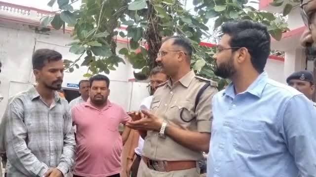 स्वर्गीय श्री हनमत कुशवाहा जी लगभग 25/30 सालो से ग्राम अस्तोन ही नही पुरे क्षेत्र मे लाइट सुधार का कार्य करते आ रहे थे, बो छोटे बड़ो सभी के काम आय आधी रात उन्होंने सभी की मदद की, प्रशासन से और बिजली विभाग के बरिष्ठ अधिकारियो से बस एक ही निवेदन है की स्वर्गीय श्री हनमत कुशवाहा जी के परिवार को न्याय मिले और
परिवार मे एक बच्चे को नौकरी एवं 50 लाख की सहायता और दौषियो पर कार्यबाही, ताकि भविष्य मे फिर कभी किसी का परिवार न उजड़े और किसी पिता का साया सिर से न उठे #अत्याचार #ब्रेकिंग_न्यूज़_मध्य_प्रदेश_एक्सप्रेस_न्यूज़_लाइव_टीकमगढ़