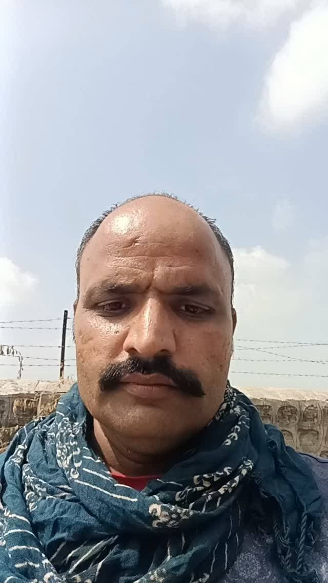 पावटा चौक पुलिस चौकी को लेकर सामने आई गलतफहमी पर Hello Chittorgarh News का बड़ा कदम, बेटियों ने कहा—बस का इंतजार करने और खुद को सुरक्षित रखने के लिए वहां बैठती हैं; सोशल मीडिया से वीडियो हटाया, रक्षाबंधन पर बेटियों से मांगी माफी, कहा—बेटियां हमेशा खुश रहें और अपने परिवार व चित्तौड़गढ़ का नाम रोशन करें
चित्तौड़गढ़ के पावटा चौक पुलिस चौकी को लेकर कल प्रकाशित किए गए वीडियो के बाद संबंधित बेटियों ने अपनी बात मीडिया के सामने रखी। बेटियों ने बताया कि वे पुलिस चौकी के पास केवल बस का इंतजार करने के लिए बैठती हैं, ताकि खुद को सुरक्षित महसूस कर सकें। उन्होंने यह भी कहा कि उन्हें मालूम है कि पुलिस चौकी पर बैठना उचित नहीं है, लेकिन मौजूदा माहौल को देखते हुए उन्हें वहां सुरक्षित महसूस होता था।
पूरे मामले में बातचीत के बाद सामने आया कि यह एक गलतफहमी थी। Hello Chittorgarh News के संपादक ने मानवीय पहल करते हुए संबंधित वीडियो को सोशल मीडिया प्लेटफॉर्म से हटा दिया है और रक्षाबंधन