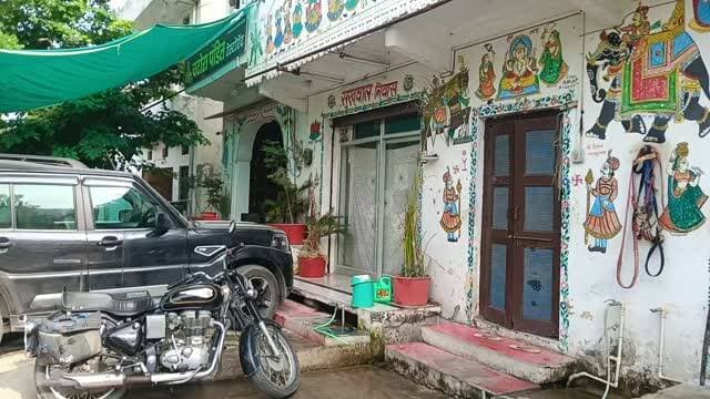 चुनावी रण में मनोज सुखवाल का मज़ाकिया अंदाज़
चित्तौड़गढ़। किला रोड निवासी एवं पार्षद पुत्र मनोज सुखवाल ने चुनावी माहौल पर अपने मज़ाकिया अंदाज़ में तंज कसते हुए कहा कि अभी तो बरसाती मेंढक की तरह कई लोग चुनावी मैदान में कूद रहे हैं, लेकिन सिर्फ कूदने से काम नहीं चलेगा।
मनोज सुखवाल ने चुटीले अंदाज़ में कहा कि चुनाव कोई ऐसा खेल नहीं है कि आज मैदान में आए और कल सब कुछ अपने नाम कर लिया। जनता सबको देख रही है और समय आने पर अपना फैसला सुनाएगी।