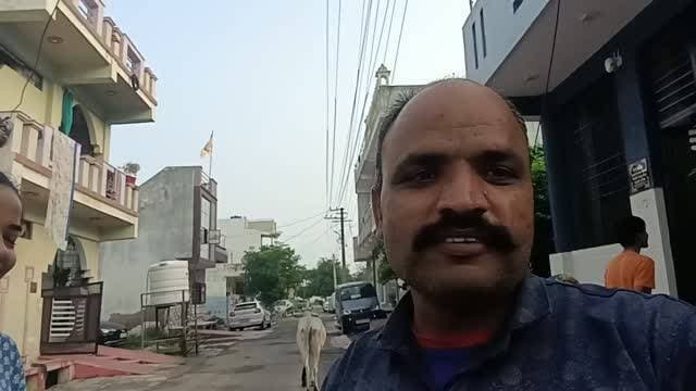 गांधीनगर के पंडित जी ने आखिरकार पी ही ली चाय, 50 कमेंट का वादा हुआ पूरा!
हेलो चित्तौड़गढ़ न्यूज़ के संपादक पंडित मुकेश कुमार ने 26 जनवरी से चाय छोड़ रखी थी। कुछ दिनों पहले उन्होंने एक वीडियो जारी कर कहा था कि अगर वीडियो पर 50 कमेंट आ जाते हैं, तो वह दोबारा चाय पीना शुरू कर देंगे।
आखिरकार चित्तौड़गढ़ जिलेभर से लोगों ने जमकर कमेंट किए और पंडित जी का 50 कमेंट वाला वादा पूरा हो गया। इसके बाद गांधीनगर के पंडित जी और समस्त मोहल्लेवासियों ने मिलकर उन्हें चाय पिला ही दी। ☕😄
पंडित जी बोले—“इतने कमेंट करवा दिए, अब तो चाय पीनी ही पड़ेगी। आपकी तरफ से हम सांवरा जी से माफी मांग लेंगे।”
उन्होंने मजाकिया अंदाज में कहा कि हम सब सांवरिया सेठ के बच्चे हैं और सांवरिया सेठ सबको माफ कर देंगे। 🙏❤️
चित्तौड़गढ़ जिलेभर से आई इस मजेदार खबर ने लोगों का ध्यान खींचा है। अब देखना होगा कि पंडित जी आगे भी चाय का सिलसिला जारी रखते हैं या फिर सांवरिया सेठ के नाम पर कोई नया संकल�