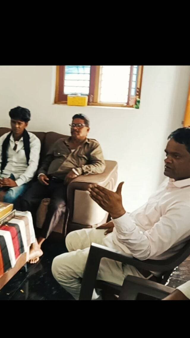 (VKYS) विराट कारवां युवा सोशल संगठन की बैठक हुई सम्पन्न। इसमें इस संगठन के युवाओं ने समाजसेवियों ने और जिला कांग्रेस सामाजिक न्याय अधिकारिता प्रकोष्ठ जिला अध्यक्ष हितेश जी सिंघाड़ा ने भी मीटिंग में भाग लिया। युवाओं ने उनका स्वागत अभिनंदन किया पहली बार जिला अध्यक्ष बनने के बाद इस क्षेत्र में आने के अवसर पर। तत्पश्चात समाज सेवी दिनेश अहारी ने सभी युवाओं को भक्तों को समाज के क्षेत्र में कई प्रकार के मुद्दों पर चर्चा की, युवा जनरेशन को शिक्षा और भक्ति से जोड़ने का आह्वान किया।।