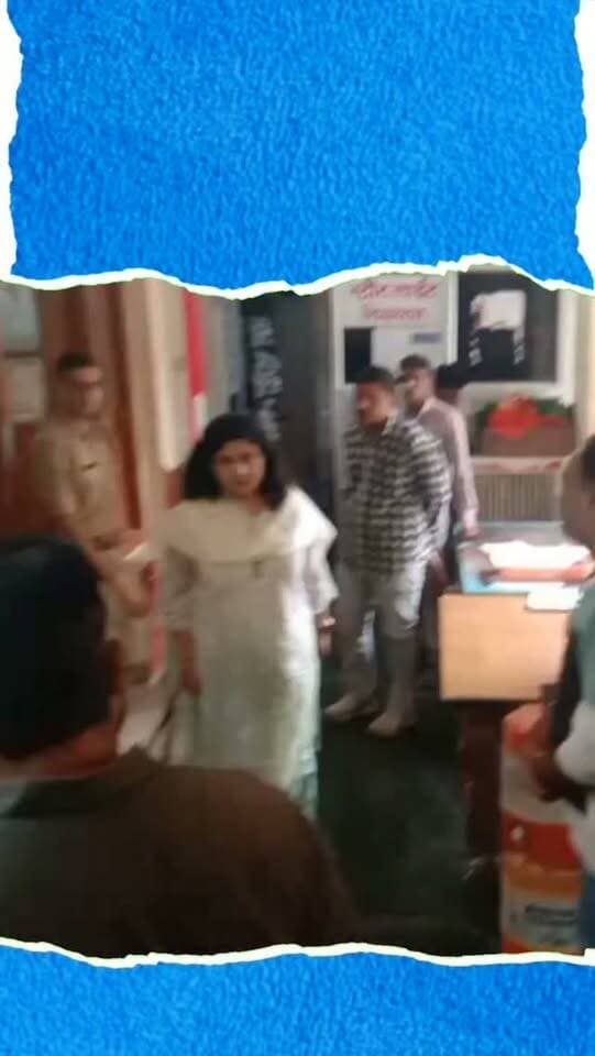 प्रतापगढ़ में निकाय चुनाव को लेकर प्रशासन अलर्ट, मतदान केंद्रों का निरीक्षण कर दिए निर्देश
प्रतापगढ़ में नगर निकाय चुनाव को लेकर जिला प्रशासन और पुलिस ने तैयारियां तेज कर दी हैं। जिला निर्वाचन अधिकारी एवं जिला कलक्टर शुभम चौधरी और एसपी विशाल जांगिड़ ने शहर के विभिन्न मतदान केंद्रों का निरीक्षण किया। अधिकारियों ने सुरक्षा व्यवस्था, मूलभूत सुविधाओं और मतदाताओं की सुविधा से जुड़ी तैयारियों का जायजा लिया। उन्होंने संबंधित अधिकारियों को मतदान केंद्रों पर सभी आवश्यक व्यवस्थाएं समय पर पूरी करने के निर्देश दिए। साथ ही शांतिपूर्ण, निष्पक्ष और व्यवस्थित मतदान के लिए कानून-व्यवस्था मजबूत रखने पर जोर दिया। निरीक्षण के दौरान अतिरिक्त जिला कलक्टर, नगर परिषद आयुक्त सहित अन्य अधिकारी मौजूद रहे।
#Pratapgarh #RajasthanNews #NagarNikayChunav #Election2026 #ElectionNews