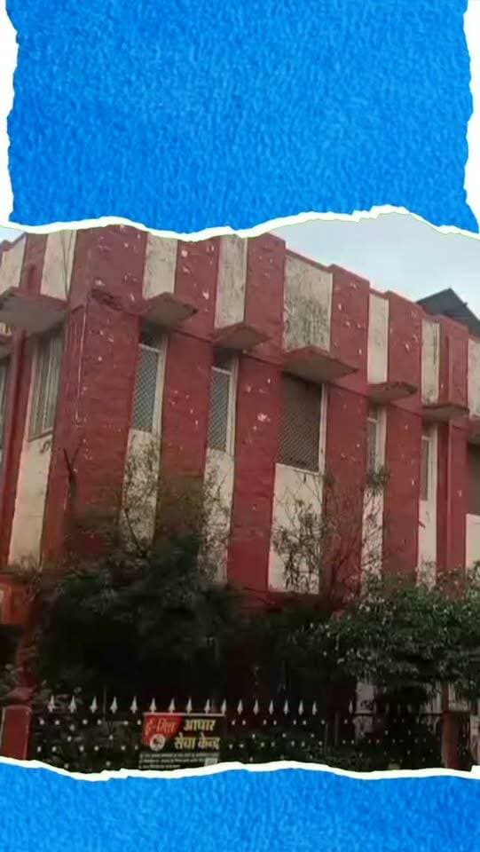 अरनोद में बंदर का आतंक: 4 लोगों को किया घायल, बच्चों की सुरक्षा को लेकर बढ़ी चिंता
प्रतापगढ़ जिले के अरनोद कस्बे के वार्ड नंबर 8 में एक बंदर के लगातार हमलों से लोगों में दहशत का माहौल है। बंदर अब तक चार लोगों को घायल कर चुका है। इनमें सिमी, विशाल और मुन्नीबाई को गंभीर चोटें आई हैं। 12 वर्षीय विशाल के पैर में 22 टांके लगे हैं, जबकि सीमा की गर्दन पर 8 टांके आए हैं। तीन घायलों को प्राथमिक उपचार के बाद प्रतापगढ़ जिला चिकित्सालय रेफर किया गया। एक छोटे बच्चे को भी बंदर ने घायल किया है। लोगों का कहना है कि बंदर आबादी क्षेत्र में घूमकर अचानक हमला कर रहा है। वार्डवासियों ने प्रशासन और वन विभाग से बंदर को जल्द पकड़ने की मांग की है।
#Arnod #Pratapgarh #Rajasthan #MonkeyAttack #MonkeyTerror