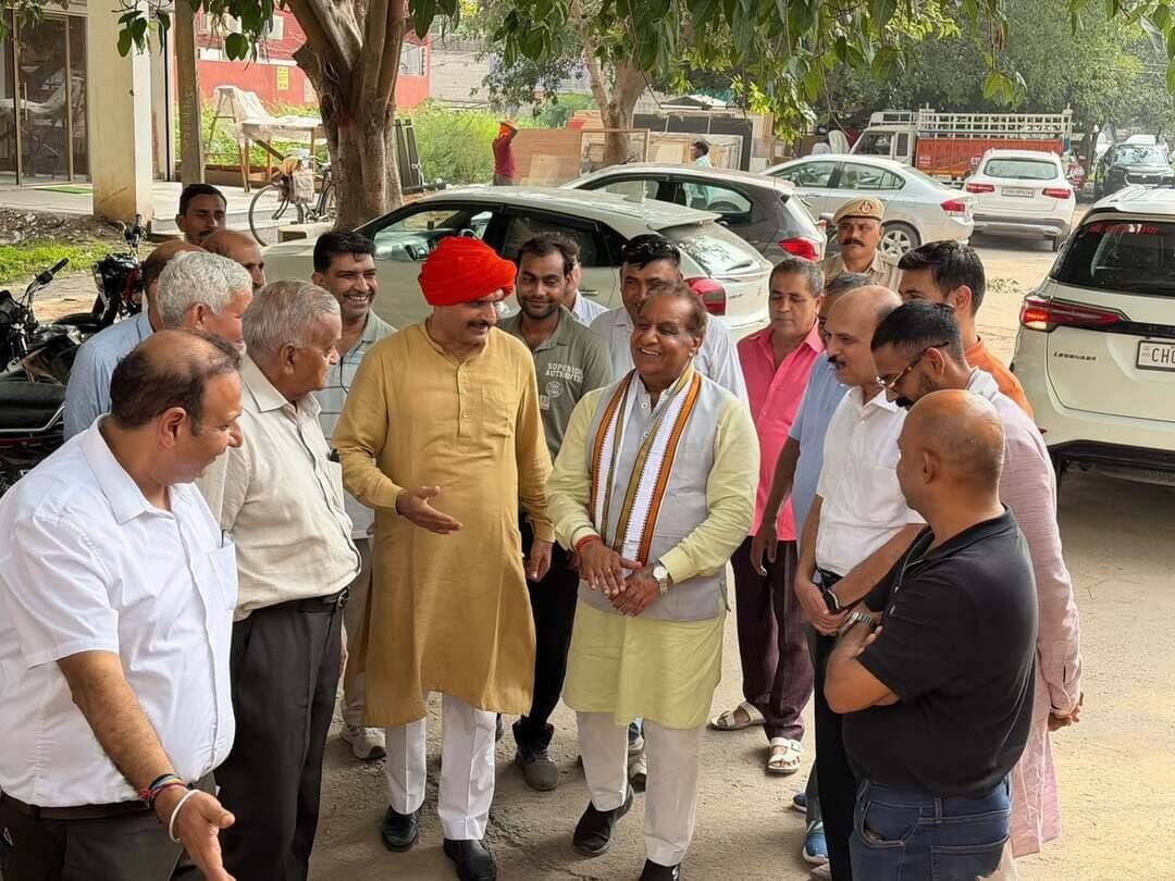 मेयर शाम लाल बंसल ने Phase-II, पंचकूला में वार्ड-9 के निवासियों की सुविधा को ध्यान में रखते हुए नवनिर्मित सार्वजनिक शौचालय का उद्घाटन किया गया।
यह जनसुविधा केंद्र स्थानीय लोगों की लंबे समय से चली आ रही आवश्यकता को पूरा करेगा और क्षेत्र में स्वच्छता एवं बेहतर नागरिक सुविधाओं को और मजबूत करेगा।
इस अवसर पर वार्ड-9 के पार्षद हरिंदर मलिक, MC के CSI अनिल नैन एवं वार्ड-9 के सम्मानित स्थानीय नागरिक उपस्थित रहे।
मेयर शाम लाल बंसल ने बताया कि जनता की सुविधा और स्वच्छ, सुंदर एवं विकसित पंचकूला के लिए इस प्रकार के जनहित के कार्य निरंतर प्राथमिकता में रहेंगे।
#panchkula #panchkulanews #panchkulasocialmedia