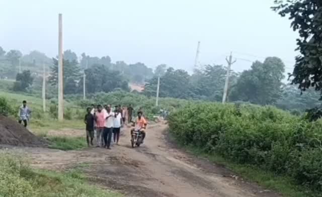 रामगढ़ में हाथी के हमले में युवक की मौत, नवजात बच्चे को देखने जुटी भीड़ पर बौखलाई हथिनी ने दौड़ाया; वीडियो वायरल
रामगढ़: जिले में जंगली हाथियों का उत्पात लगातार बढ़ता जा रहा है। रामगढ़ वन क्षेत्र के गोबरदरहा इलाके से एक दर्दनाक घटना सामने आई है। हाथियों के झुंड के करीब जाना एक युवक को भारी पड़ गया । नवजात हाथी के बच्चे को देखने जुटी भीड़ से नाराज हथिनी अचानक बौखला गई और लोगों को दौड़ा दिया। इस दौरान भागने की कोशिश कर रहे एक युवक को हथिनी ने कुचल दिया, जिससे उसकी मौके पर ही मौत हो गई।
मृतक की पहचान बोकारो जिले के महुआटांड़ थाना क्षेत्र के पुन्नू गांव निवासी यशवंत महतो के रूप में हुई है। बताया जा रहा है कि यशवंत रामगढ़ के एक निजी अस्पताल में काम करता था।
जानकारी के अनुसार, हाथियों के झुंड में एक हथिनी ने हाल ही में बच्चे को जन्म दिया है। नवजात हाथी को देखने के लिए आसपास के लोगों की भीड़ जुट गई थी। कई लोग हाथियों के बेहद करीब जाकर मोबाइल से वीड�