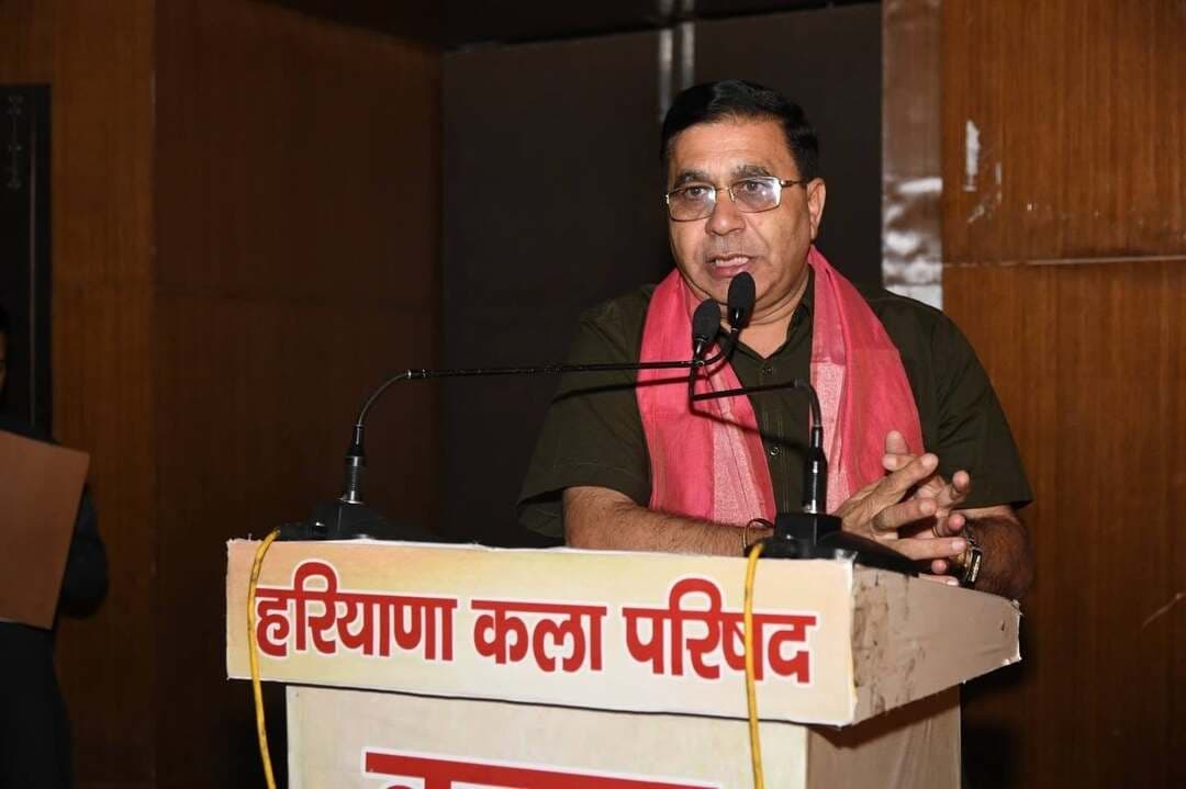 कुरुक्षेत्र में ‘वीर चंद्र सिंह गढ़वाली’ नाटक के मंचन के साथ पंचजन्य नाट्य समारोह हुआ सम्पन्न
-------
शहीदों की गाथाएं युवाओं में भरती हैं राष्ट्रवाद की भावनाः कुलपति प्रो. राम पाल सैनी
------
कुरुक्षेत्र की धरा पर देहरादून के कलाकारों ने जीवंत किया पेशावर कांड का गौरवशाली इतिहास, दर्शक हुए भावुक
---------
हरियाणा कला परिषद और उत्तर मध्य क्षेत्र सांस्कृतिक केंद्र के साझा प्रयास से कुरुक्षेत्र में बिखरे रंगमंच के अनूठे रंग
---
कुरुक्षेत्र 22 अगस्त। हरियाणा कला परिषद तथा उत्तर मध्य क्षेत्र सांस्कृतिक केंद्र, प्रयागराज (संस्कृति मंत्रालय, भारत सरकार) के संयुक्त तत्वावधान में कुरुक्षेत्र के कला कीर्ति भवन (भरतमुनि रंगशाला) में आयोजित पांच दिवसीय पंचजन्य नाट्य समारोह का शुक्रवार शाम भव्य समापन हुआ। समारोह के अंतिम दिन पंचम वेद क्रिएशन्स चौरिटेबल ट्रस्ट, देहरादून के कलाकारों द्वारा अभिनीत ऐतिहासिक नाटक वीर चंद्र सिंह गढ़वाली का मंचन किया गया। इस नाटक का लेखन प्रसिद्ध नाटककार ललित सिंह पोखरिया द्वारा किया गया और निर्देशन अनुराग वर्मा ने किया। कार्यक्रम में मुख्य अतिथि के रूप में चौधरी रणबीर सिंह विश्वविद्यालय, जींद के कुलपति प्रो. राम पाल सैनी उपस्थित रहे। कार्यक्रम की अध्यक्षता हरियाणा स्टेट वेयरहाउसिंग कॉर्पाेरेशन के अध्यक्ष एडवोकेट रामकिशन शर्मा ने की। इस अवसर पर विशेष रूप से हरियाणा कला परिषद के संयुक्त सचिव व सूचना एवं जनसम्पर्क विभाग के परियोजना निदेशक डा. पवन आर्य मौजूद रहे। कार्यक्रम की शुरुआत में हरियाणा कला परिषद के उपाध्यक्ष महेश जोशी ने सभी अतिथियों का शाब्दिक स्वागत किया और उन्हें अंगवस्त्र भेंट कर सम्मानित किया। महेश जोशी ने कुरुक्षेत्र के दर्शकों को विभिन्न राज्यों के रंगों से रुबरु करवाने के लिए उत्तर मध्य क्षेत्र सांस्कृतिक केंद्र के निदेशक सुदेश शर्मा का आभार व्यक्त किया। मंच का संचालन विकास शर्मा द्वारा किया गया।
हुकूमत के जुल्म पर भारी पड़ा कौमी जज्बा, नाटक वीर चंद्र सिंह गढ़वाली ने जीता सबका दिल
----
नाटक वीर चंद्र सिंह गढ़वाली में देहरादून से आए कलाकारों ने अपने जीवंत और सधे हुए अभिनय से इतिहास के पन्नों को दर्शकों के सामने जीवंत कर दिया। नाटक में मुख्य रूप से सन 1930 के ऐतिहासिक पेशावर कांड के महानायक वीर चंद्र सिंह गढ़वाली के साहस, राष्ट्रभक्ति और उनके जीवन संघर्ष को दिखाया गया। नाटक में दिखाया गया कि कैसे ब्रिटिश सेना में हवलदार मेजर पद पर तैनात चंद्र सिंह ने देशप्रेम के आगे अपनी नौकरी और जान की परवाह नहीं की। जब क्रूर अंग्रेज हुकूमत ने उन्हें खान अब्दुल गफ्फार खान के नेतृत्व में अहिंसक आंदोलन कर रहे निहत्थे जलसाकार पठानों पर अंधाधुंध गोलियां चलाने का हुक्म दिया, तो चंद्र सिंह ने गढ़वाली सीज फायर (गोली मत चलाओ) का नारा देकर इतिहास बदल दिया। नाटक के माध्यम से उनकी इस बगावत के बाद उन्हें मिली कठोर जेल की यातनाओं, कोर्ट मार्शल और उनके अटूट देश प्रेम के जज्बे को बेहद मार्मिक व जोशीले ढंग से प्रस्तुत किया गया, जिसने दर्शकों की आंखें नम कर दीं। कार्यक्रम के बाद मुख्य अतिथि प्रो. रामपाल सैनी ने सभी को संबोधित करते हुए कहा कि रंगमंच केवल मनोरंजन का साधन नहीं है, बल्कि यह समाज और इतिहास का दर्पण है। वीर चंद्र सिंह गढ़वाली जैसे गुमनाम नायकों की गाथाएं आज की युवा पीढ़ी में राष्ट्रवाद, नैतिकता और देश सेवा की भावना को कूट-कूट कर भरती हैं। ऐसे ऐतिहासिक नाटक हर शिक्षण संस्थान और युवा के बीच पहुंचने चाहिए। अंत में सभी कलाकारों तथा अतिथियों को हरियाणा कला परिषद की ओर से स्मृति चिन्ह भेंट कर सम्मानित किया गया। इस मौके पर एनसीजेडसीसी के प्रतिनिधि मंथन ठाकुर, पूर्व जिला जनसम्पर्क अधिकारी देवराज सिरोहीवाल, विनोद शर्मा, रजनीश गुप्ता, सुरेखा, शिवकुमार किरमिच सहित भारी संख्या में रंग प्रेमी उपस्थित रहे।