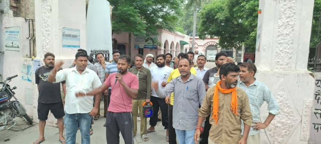 आज दिनांक 22 अगस्त 2026 को नगर पालिका कर्मचारी संघ हरियाणा संबंधित सर्व कर्मचारी संघ हरियाणा राज्य कमेटी के आवाहन पर नगर निगम यमुनानगर जॉन जगाधरी में 17 वें दिन भी हड़ताल की गई जिसकी अध्यक्षता जोन जगाधरी के प्रधान प्रशांत ने की व मंच का संचालन सचिव मुकेश कुमार ने किया। नगर पालिका कर्मचारी संघ हरियाणा संबंधित सर्व कर्मचारी संघ हरियाणा नगर निगम यमुनानगर जॉन जगाधरी के प्रधान प्रशांत सचिव मुकेश कुमार व कैशियर श्री चंद ने अपने संयुक्त बयान में प्रेस को बताया कि संघ व हरियाणा सरकार के बीच 13 मई 2026 को जिन मांगों पर सहमति बनी थी उनका पत्र परिपत्र आज तक जारी नहीं किया जिससे कर्मचारियों में भारी नाराज़गी है संघ ने मजबूर होकर हड़ताल जैसा फैसला लेना पड़ा। हमारी मुख्य मांगे इस प्रकार है कि कच्चे कर्मचारियों को पक्का करो, ठेका प्रथा बंद करो, ठेके पर लगे कर्मचारियों को विभाग के रोल पर करो, पुरानी पेंशन स्कीम बहाल करो, एक्स ग्रेशिया पॉलिसी पूर्ण रूप से बहाल करो,डोर टू डोर के कर्मचारियों को विभाग के रोल पर किया जाए आदि। अगर समय रहते समस्याओं का समाधान नहीं किया गया तो आंदोलन को ज्यादा तेज किया जाएगा जिसकी पूरी जिम्मेवारी हरियाणा सरकार की होगी। मौके पर जिन पदाधिकारीयों ने कर्मचारियों को संबोधित किया उनमें सोनू शर्मा, गौरव, शिवम, संयम, सुमित, पवन, अंकुर, संजीव आदि मौजूद रहे।