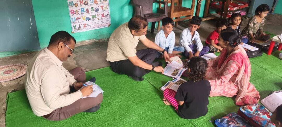 राज्य शिक्षा केंद्र के संचालक ने किया स्कूलों का निरीक्षण
राज्य शिक्षा केंद्र के संचालक श्री हरजिंदर सिंह ने सीहोर जिले के ग्राम पिपलिया मीरा स्थित शासकीय प्राथमिक शाला और बिलकिसगंज के सांदीपनि स्कूल का निरीक्षण किया। ग्राम पिपलिया मीरा में उन्होंने कक्षा पहली एवं दूसरी के बच्चों के साथ बैठकर कक्षा शिक्षण का अवलोकन किया तथा विद्यार्थियों से संवाद कर उनकी सीखने की स्थिति एवं समझ को जाना। उन्होंने विद्यार्थियों की अभ्यास पुस्तिकाएं देखीं और शिक्षिका द्वारा किए जा रहे प्रयासों की सराहना की। शिक्षिका संगीता परमार के शिक्षण प्रयासों एवं बच्चों के सीखने के स्तर को देखकर संचालक श्री हरजिंदर सिंह ने उनकी सराहना करते हुए राज्य शिक्षा केंद्र स्तर पर सम्मानित किए जाने हेतु विकासखंड स्त्रोत समन्वयक को निर्देशित किया।
बिलकिसगंज में सांदीपनि स्कूल में उन्होंने पूर्व प्राथमिक कक्षाओं के बच्चों द्वारा सहज पुस्तिका पर किए जा रहे कार्य का अवलोकन किया तथा बच्चों के पढ़ने एवं सीखने की प्रक्रिया के संबंध में शिक्षिकाओं से चर्चा की। उन्होंने विद्यालय में संचालित एफएलएन कक्षाओं का भी निरीक्षण किया और विद्यार्थियों की शैक्षणिक प्रगति के संबंध में जानकारी प्राप्त की। उन्होंने पाठ्यपुस्तक वितरण, समग्र आईडी एवं अपार आईडी जनरेशन, आधार कार्ड बनवाने, गणवेश वितरण एवं छात्रवृत्ति सहित विभिन्न शैक्षणिक एवं प्रशासनिक गतिविधियों की जानकारी ली।
इस अवसर पर उल्लास नवभारत साक्षरता कार्यक्रम संचालक श्री राकेश दुबे, राज्य शिक्षा केंद्र के श्री रमेश वर्मा, जिला परियोजना समन्वयक श्री आर आर उइके, सहायक परियोजना समन्वयक श्री चंद्रशेखर वर्मा, विकासखंड स्त्रोत समन्वयक श्री अशोक वर्मा, विकासखंड अकादमिक समन्वयक श्री गेंदराज विश्वकर्मा सहित विद्यालयों के प्राचार्य,जनशिक्षक, संकुल सह समन्वयक ,शिक्षक एवं शाला परिवार के सदस्य उपस्थित रहे।
<nis:link nis:type=tag nis:id=jansamparkmp nis:value=JansamparkMP nis:enabled=true nis:link/> <nis:link nis:type=tag nis:id=cmmadhyapradesh nis:value=CMMadhyaPradesh nis:enabled=true nis:link/> <nis:link nis:type=tag nis:id=madhyapradesh nis:value=MadhyaPradesh nis:enabled=true nis:link/> <nis:link nis:type=tag nis:id=sehore nis:value=sehore nis:enabled=true nis:link/>