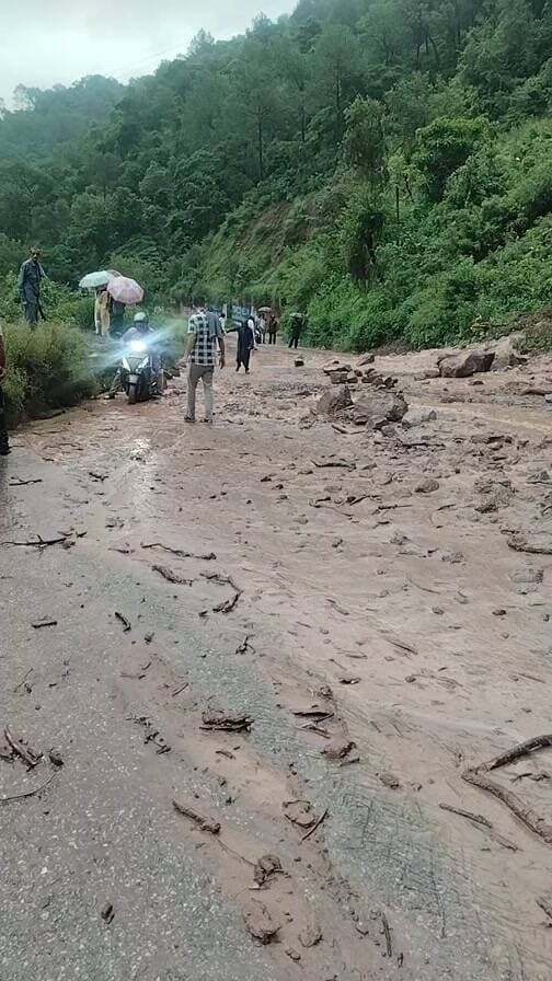 गभरोला पुल के पास लैंडस्लाइड देखिए लाइव