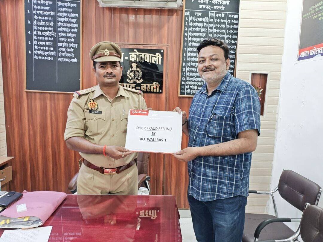 *कोतवाल बृजानंद सिंह की तत्परता से साइबर ठगी का शिकार हुए युवक को मिला न्याय, मैट्रिमोनियल के नाम पर ठगे गए 10,976 रुपये 24 घंटे में खाते में वापस*
*बस्ती, 22 अगस्त 2026:* मैट्रिमोनियल साइट पर रिश्ता बताकर ठगी करने वाले साइबर ठगों के खिलाफ थाना कोतवाली पुलिस ने बड़ी कार्रवाई की है। *थाना प्रभारी निरीक्षक कोतवाली बृजानंद सिंह* के नेतृत्व में साइबर सेल टीम ने 24 घंटे के अंदर पीड़ित के 10,976 रुपये वापस कराकर मानवता की मिसाल पेश की है।
बैरियहवा निवासी सचिन्द्र कुमार त्रिपाठी पुत्र योगेन्द्र नाथ त्रिपाठी ने पुलिस को बताया था कि मैट्रिमोनियल के नाम पर जालसाजों ने उनसे 10,976 रुपये ठग लिए हैं।
मामले को गंभीरता से लेते हुए *पुलिस अधीक्षक डॉ. यशवीर सिंह* के दिशा-निर्देशन, अपर पुलिस अधीक्षक श्यामकांत के पर्यवेक्षण और सीओ सदर सत्येन्द्र भूषण तिवारी के नेतृत्व में *प्रभारी निरीक्षक बृजानंद सिंह* ने अपनी साइबर टीम आरक्षी आदर्श सिंह और अजय कुमार पाठक को लगाया।
टीम ने तत्काल कार्रवाई करते हुए ठगी की रकम को होल्ड कराया और विधिक प्रक्रिया पूरी कर पूरी धनराशि 10,976 रुपये पीड़ित के खाते में वापस करा दी। पैसा वापस मिलने पर पीड़ित ने *कोतवाल बृजानंद सिंह* और उनकी टीम का आभार जताते हुए पुलिस की तत्परता की सराहना की।
*थाना प्रभारी बृजानंद सिंह* ने आम जनता से अपील की है कि मैट्रिमोनियल या किसी भी अनजान कॉल पर पैसा ट्रांसफर करने से पहले पूरी तरह जांच कर लें। साइबर ठगी होने पर तुरंत 1930 या कोतवाली पुलिस को सूचना दें, ताकि समय रहते रकम को बचाया जा सके।
संवाददाता हरी ओमप्रकाश
राष्ट्रीय हिंदी दैनिक कौटिल्य का भारत