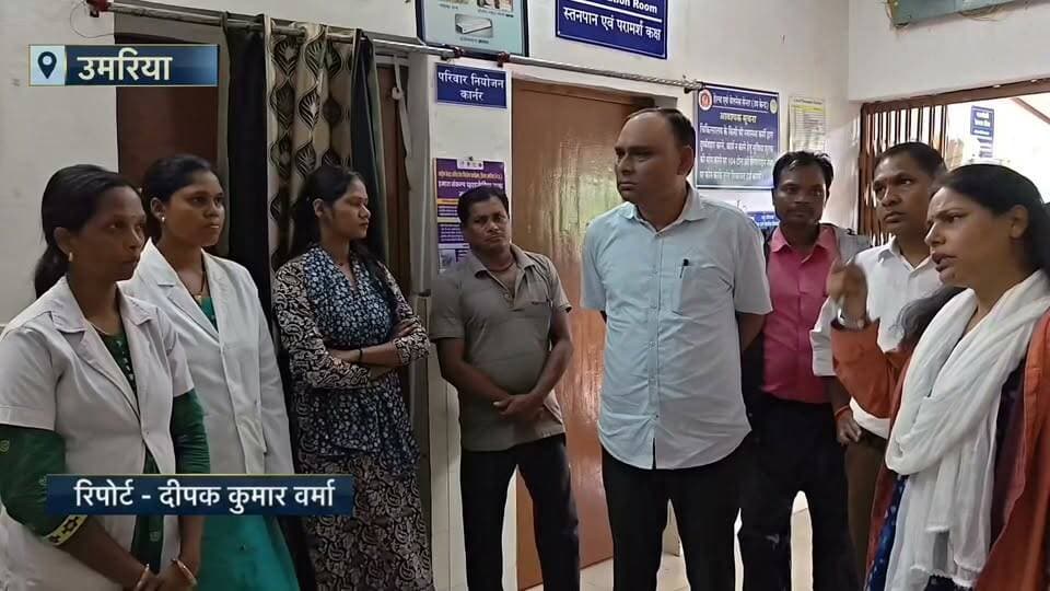 🚨 मरीज से बाहर से इंजेक्शन मंगाने पर भड़की कलेक्टर!
उमरिया के पाली ब्लॉक स्थित मलाचुआ आरोग्य केंद्र में निरीक्षण के दौरान मरीज ने शिकायत की कि उसे फिटनेस का इंजेक्शन बाहर से लाने के लिए कहा गया। शिकायत सुनते ही कलेक्टर राखी सहाय ने स्वास्थ्य कर्मचारियों को जमकर फटकार लगाई।
सवाल बड़ा है—जब सरकारी अस्पताल में इलाज के लिए आए मरीज से ही इंजेक्शन बाहर से मंगाया जाएगा, तो सरकारी स्वास्थ्य व्यवस्था किसके लिए?
#Umaria #UmariaNews #HealthDepartment #CollectorUmaria #MadhyaPradesh #BreakingNews #PublicHealth #ArogyaKendra