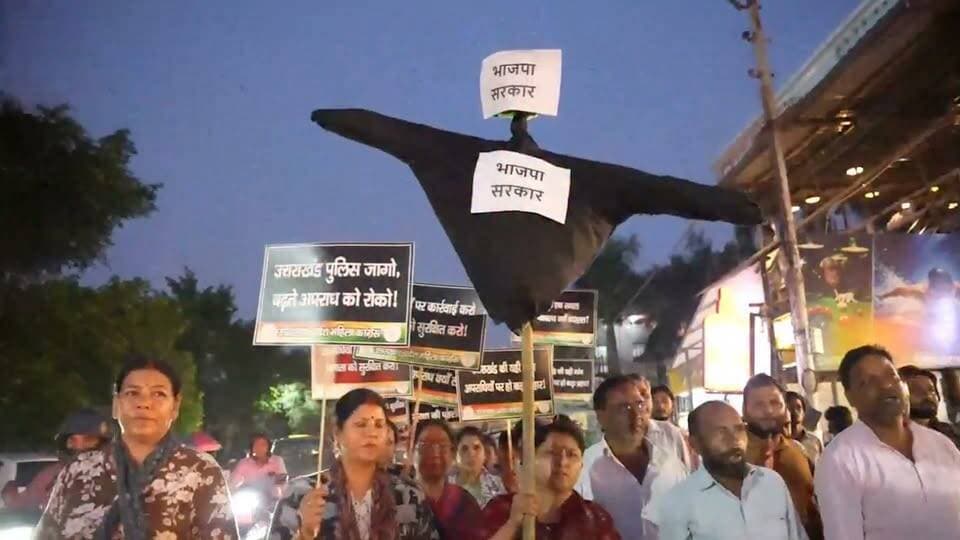 गोलीकांड के विरोध में सड़कों पर उतरी महिला कांग्रेस, बोली—जनता की सुरक्षा से समझौता नहीं
“जन सुरक्षा न्याय मार्च” में गूंजे सरकार विरोधी नारे, कानून-व्यवस्था दुरुस्त करने की मांग
देहरादून। राजधानी देहरादून में लगातार सामने आ रही गोलीकांड और आपराधिक घटनाओं के विरोध में उत्तराखंड महिला कांग्रेस ने शुक्रवार को “जन सुरक्षा न्याय मार्च—सुरक्षित राजधानी, जवाबदेह सरकार” निकाला। प्रदेश अध्यक्ष ज्योति रौतेला के नेतृत्व में निकाले गए मार्च में बड़ी संख्या में महिला कांग्रेस कार्यकर्ताओं, युवाओं, बुजुर्गों और स्थानीय नागरिकों ने हिस्सा लिया।
मार्च पथरी बाग चौक से शुरू होकर लाल पुल चौक पहुंचा। इस दौरान कार्यकर्ताओं ने कानून-व्यवस्था को लेकर सरकार के खिलाफ जमकर नारेबाजी की। “कानून व्यवस्था दुरुस्त करो” और “भाजपा सरकार होश में आओ” जैसे नारों से सड़कें गूंज उठीं। मार्च के समापन पर कार्यकर्ताओं ने सरकार का पुतला दहन कर विरोध दर्ज कराया।
इस अवसर पर प्रदेश अध्यक्ष ज्योति रौतेला ने कहा कि राजधानी की सड़कों पर लगातार हो रही गोलीबारी की घटनाएं आम नागरिकों के भीतर भय का माहौल पैदा कर रही हैं। उन्होंने कहा कि पथरी बाग चौक पर हुई हालिया गोलीकांड की घटना ने एक बार फिर प्रदेश की कानून-व्यवस्था पर गंभीर सवाल खड़े कर दिए हैं।
उन्होंने कहा कि प्रदेश के अलग-अलग हिस्सों से सामने आ रही आपराधिक घटनाएं बेहद चिंताजनक हैं। राजधानी में यदि आम नागरिक स्वयं को सुरक्षित महसूस नहीं कर रहा है, तो सरकार को अपनी जिम्मेदारी समझनी होगी।
ज्योति रौतेला ने कहा, “कानून का भय अपराधियों में और सुरक्षा का विश्वास आमजन में होना चाहिए। सरकार केवल दावे करने के बजाय अपराध पर प्रभावी अंकुश लगाए और पुलिस-प्रशासन को जवाबदेह बनाए।”
उन्होंने कहा कि जनता की सुरक्षा किसी भी सरकार की पहली जिम्मेदारी है और इसमें किसी भी प्रकार की लापरवाही स्वीकार नहीं की जाएगी। महिला कांग्रेस आमजन की आवाज को मजबूती से उठाती रहेगी।
मार्च में बड़ी संख्या में महिला कांग्रेस कार्यकर्ता, युवा साथी और स्थानीय नागरिक मौजूद रहे।