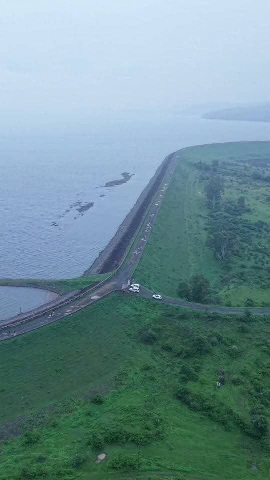 भीमगढ़ बांध का खूबसूरत नजारा | Drone View
एशिया के सबसे बड़े मिट्टी के बांधों में शुमार संजय सरोवर बांध (भीमगढ़) का यह शानदार ड्रोन व्यू।
ऊंचाई से दिखाई देता बांध, विशाल जलाशय और आसपास की हरियाली का यह नजारा बेहद मनमोहक है। 😍🌿
📍 भीमगढ़, सिवनी (मध्य प्रदेश)
🎥 Drone View | HK News Seoni
संजय सरोवर परियोजना सिवनी जिले के लिए जल, सिंचाई और प्राकृतिक सौंदर्य—तीनों का महत्वपूर्ण केंद्र है। बारिश के मौसम में जलाशय का बढ़ता जलस्तर और बांध का विस्तृत स्वरूप ड्रोन कैमरे से और भी आकर्षक नजर आता है।
वीडियो पसंद आए तो Like ❤️, Share 🔄 और HK News Seoni को Follow जरूर करें।
#BhimgarhDam #SanjaySarovar #Seoni #DroneView #SeoniNews #MadhyaPradesh #BeautifulSeoni #hknewsseoni Collector Office Seoni Rajneesh Harvansh Singh SEONI Police Dinesh Rai Munmun किसान सत्याग्रह Adv Nitin Daheriya प्रदेश की न्यूज़ Pravin Dhurway Hashim Khan